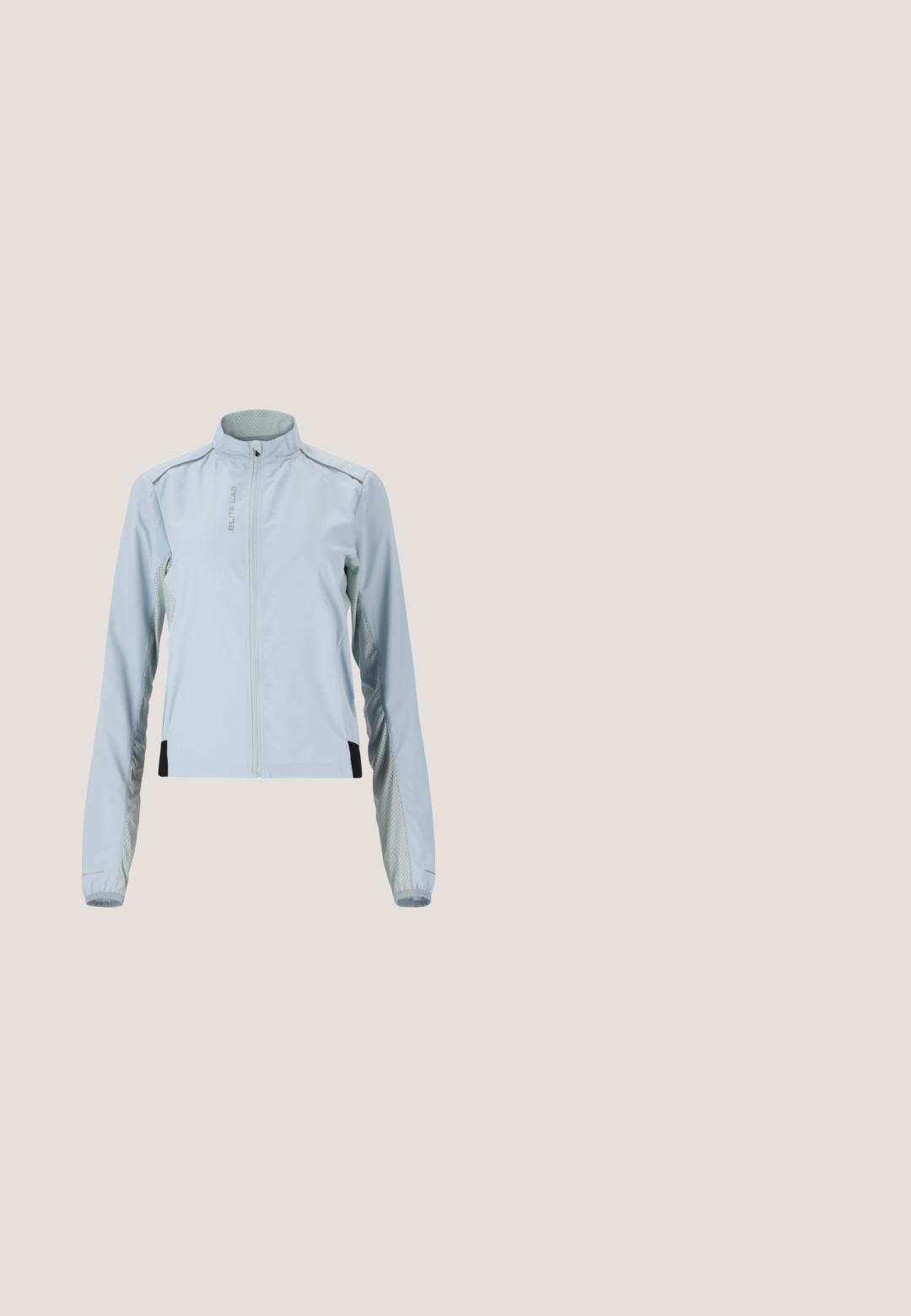 Veste imperméable bleu clair avec fermeture éclair à l'avant, panneaux latéraux en maille et accents réfléchissants. Équipée d'un col montant et de manches longues.; Débardeur lavande sans manches à encolure arrondie, design uni sans motifs ni logos visibles. Le vêtement est présenté à plat sur un fond blanc.; Leggings bleu clair taille haute avec des coutures plates, s'étendant sur toute la longueur, conçus pour l'exercice ou un port décontracté.; Baskets de sport bleu clair avec une tige texturée, semelle blanche et rayures dorées. Elles comprennent des lacets et une languette à l'arrière.; Sac polochon lavande avec sangle horizontale à motifs, doubles poignées de transport, plusieurs compartiments zippés et détails de coutures courbes.; Bracelet en chaîne en argent avec des pierres rectangulaires bleu clair et des pierres claires rondes alternées, doté d'un fermoir ajustable pour un maintien sécurisé.