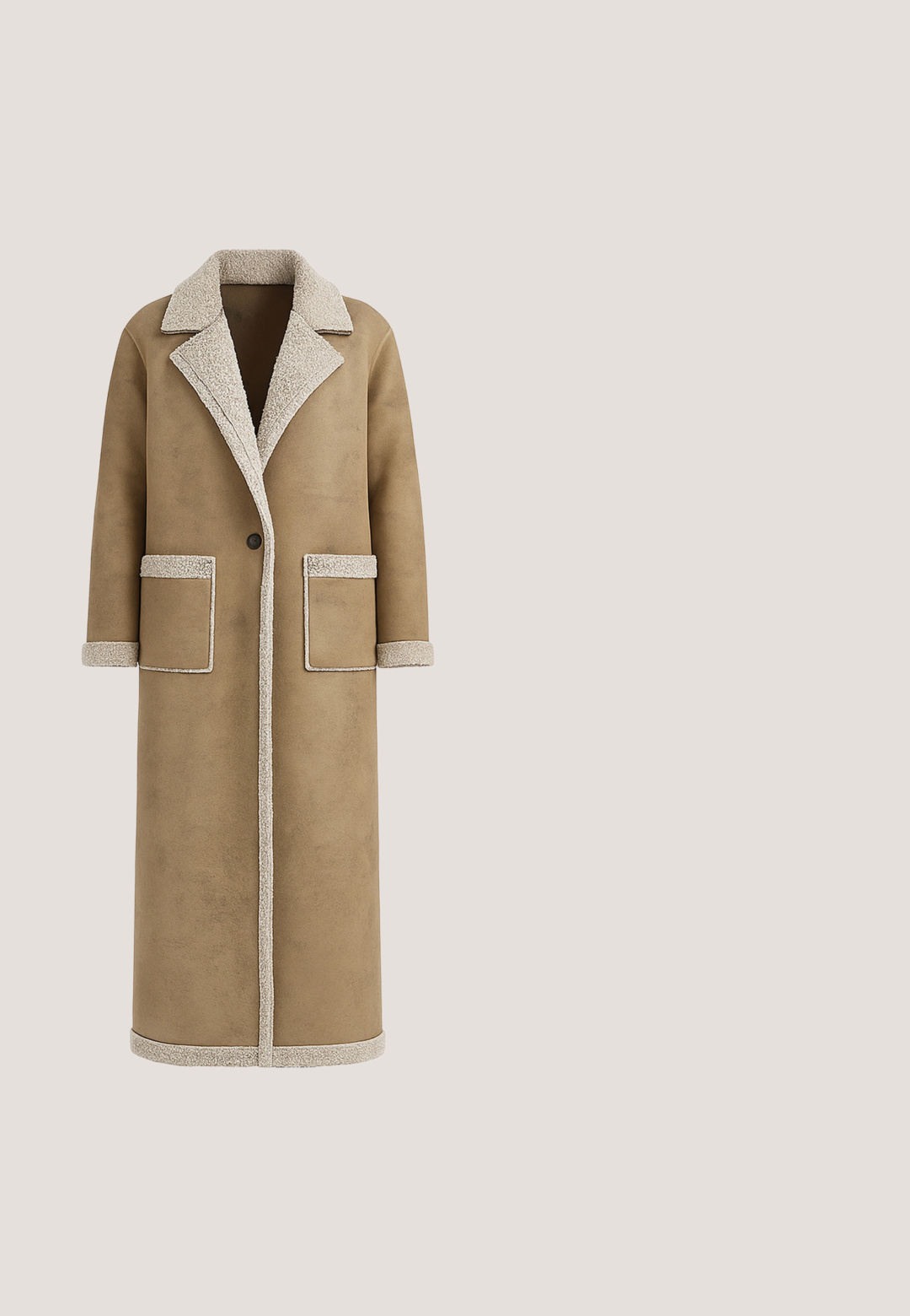 Lang brun frakke med en tekstureret beige krave og kant, med to forlommer og lukning med en enkelt knap. Blødt stoffinish.; Lys cremefarvet sweater med rullekrave lavet af blødt, ribbet materiale; tætsiddende design med lange ærmer og tekstureret kant. Ingen mønstre eller detaljer.; Beige strikkede bukser med brede ben og elastisk talje, med en glat tekstur uden synlige lommer eller pynt.; Sorte snørebåndsankelstøvler med kraftige såler og hvid fleeceforing, båret af en person, der står på et lyst gulv.; Blødt beige tørklæde med frynser i enderne, pænt snoet i toppen, vist på en hvid baggrund.; Brune læderhandsker med ribbede beige strikkede manchetter. Udstyret med en knapdetalje, glat tekstur og et unikt tommelfingerdesign for nem brug.