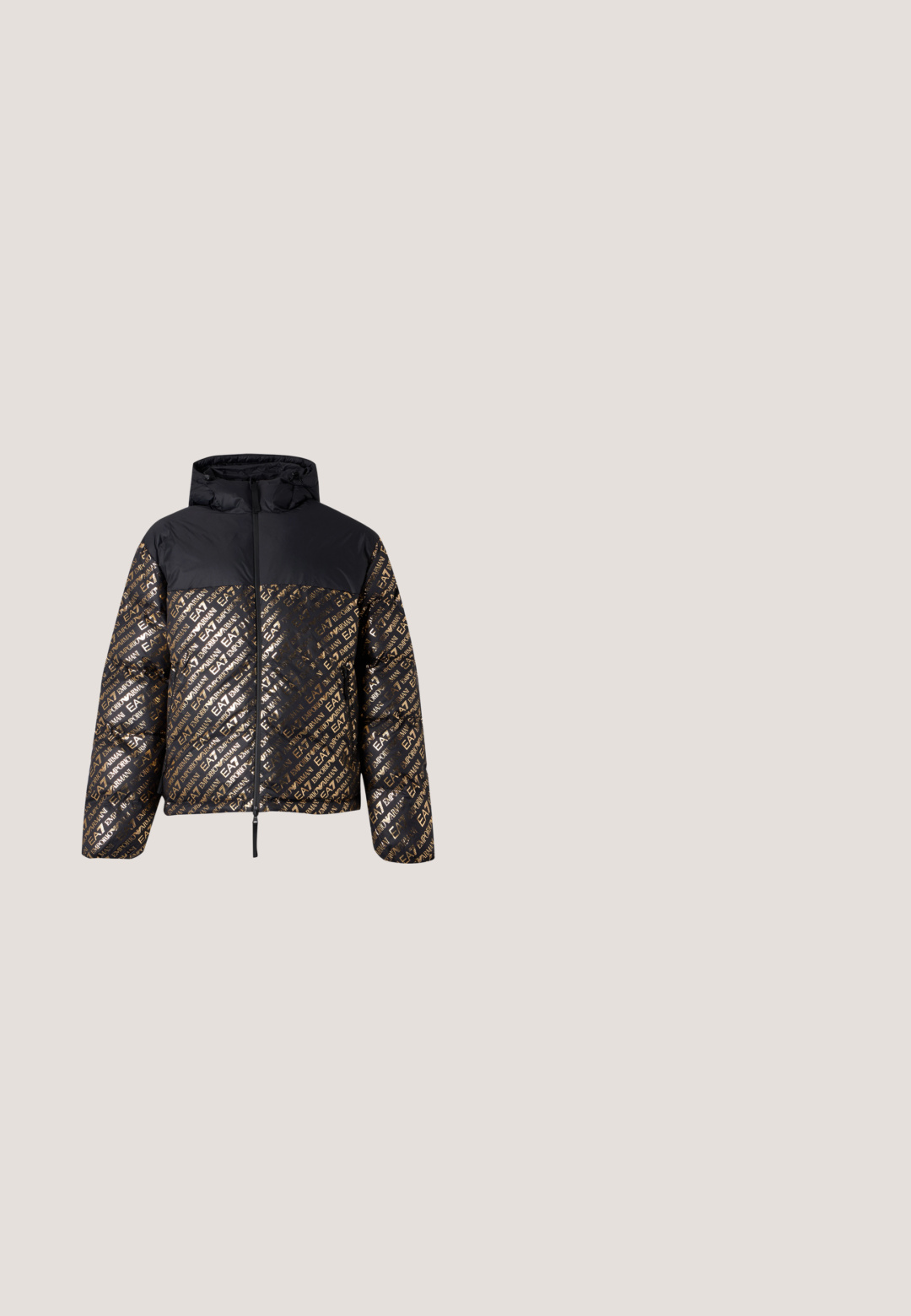 Sort og guld lynlåsjakke med hætte, med gentagne "EA7 Emporio Armani" logoer over ærmer, foran og bagpå.; Sort sweatshirt med hætte, der har en frontkangaroo lomme. Lavet af blødt stof med ribbet manchetter og underkant, der giver en afslappet pasform.; Hvid bomulds t-shirt med et sort og guld cirkulært grafisk motiv af en astronaut sammen med teksten "BILLIONAIRE BOYS CLUB". Korte ærmer, rund hals.; Sorte afslappede bukser med elastisk talje, snørelukning og elastiske manchetter ved anklerne på en ensfarvet lys baggrund.; Sort lædersneaker med en polstret sål, rund tå og hvide detaljer. Har snørebåndslukning og strukturerede sidepaneler.; Sort Moschino crossbody-taske med forreste klap, to spænstropper og logoemblem på en ensartet lys baggrund.
