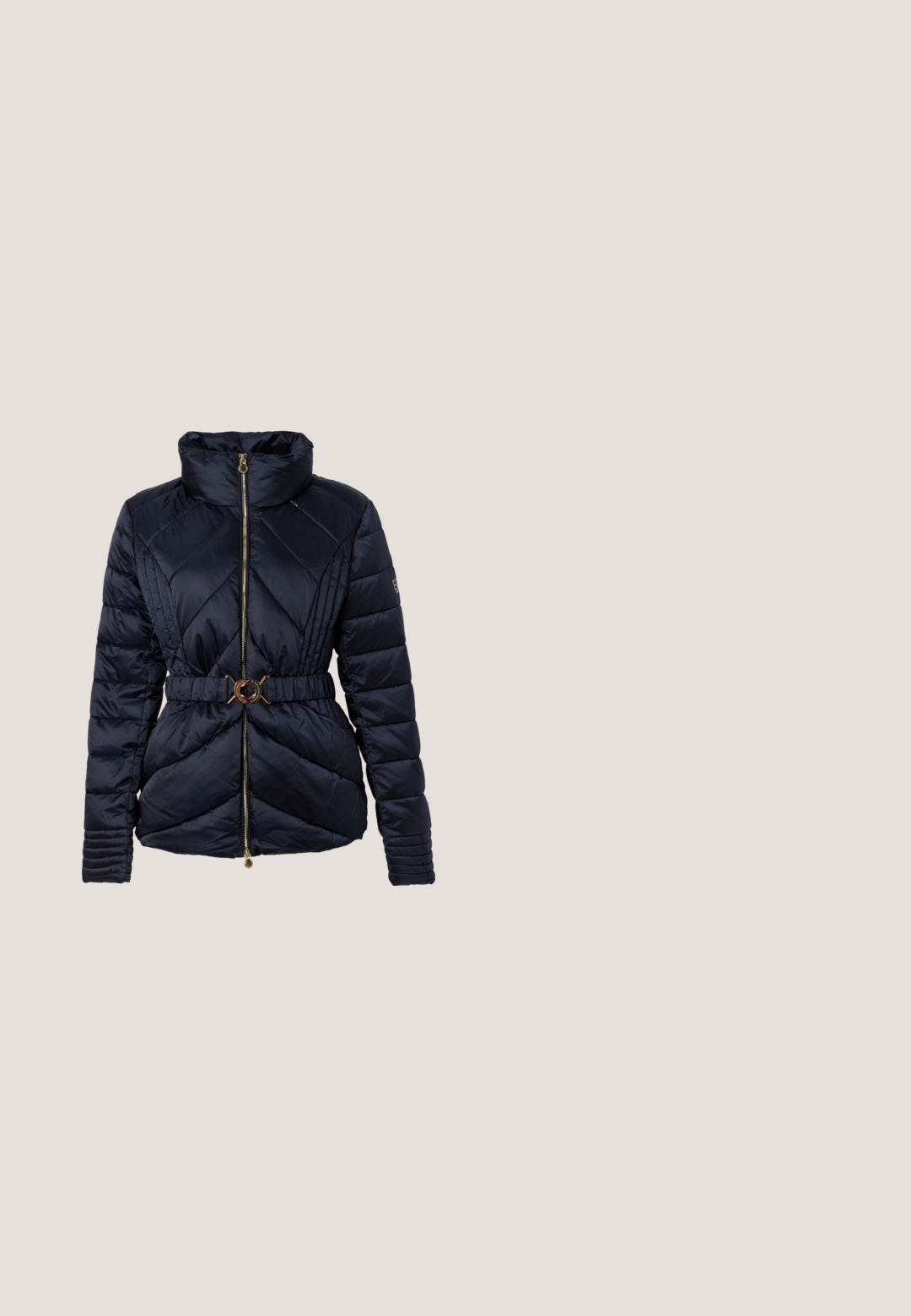 Veste matelassée noire pour femme avec col montant, fermeture éclair frontale et ceinture élastique avec boucle ronde dorée à la taille.; Haut à manches courtes côtelé bleu marine avec un large col et un détail à lacets sur le devant comportant des œillets dorés et des embouts dorés de marque.; Jean bleu taille haute à coupe slim avec poches avant, passants pour ceinture, fermeture par bouton, et légère décoloration sur les cuisses et les genoux.; Mocassin en cuir marron avec un bout rond, une bride décorative et un petit talon. Texture lisse, détails de couture subtils et accents en métal doré.; Sac à main en cuir texturé couleur bordeaux avec double poignées, une longue bandoulière et une fermeture à boucle dorée à l'avant.; Boucles d'oreilles ton or avec surface lisse courbée associées à une bande de petits cristaux clairs en forme de boucle sur fond blanc.