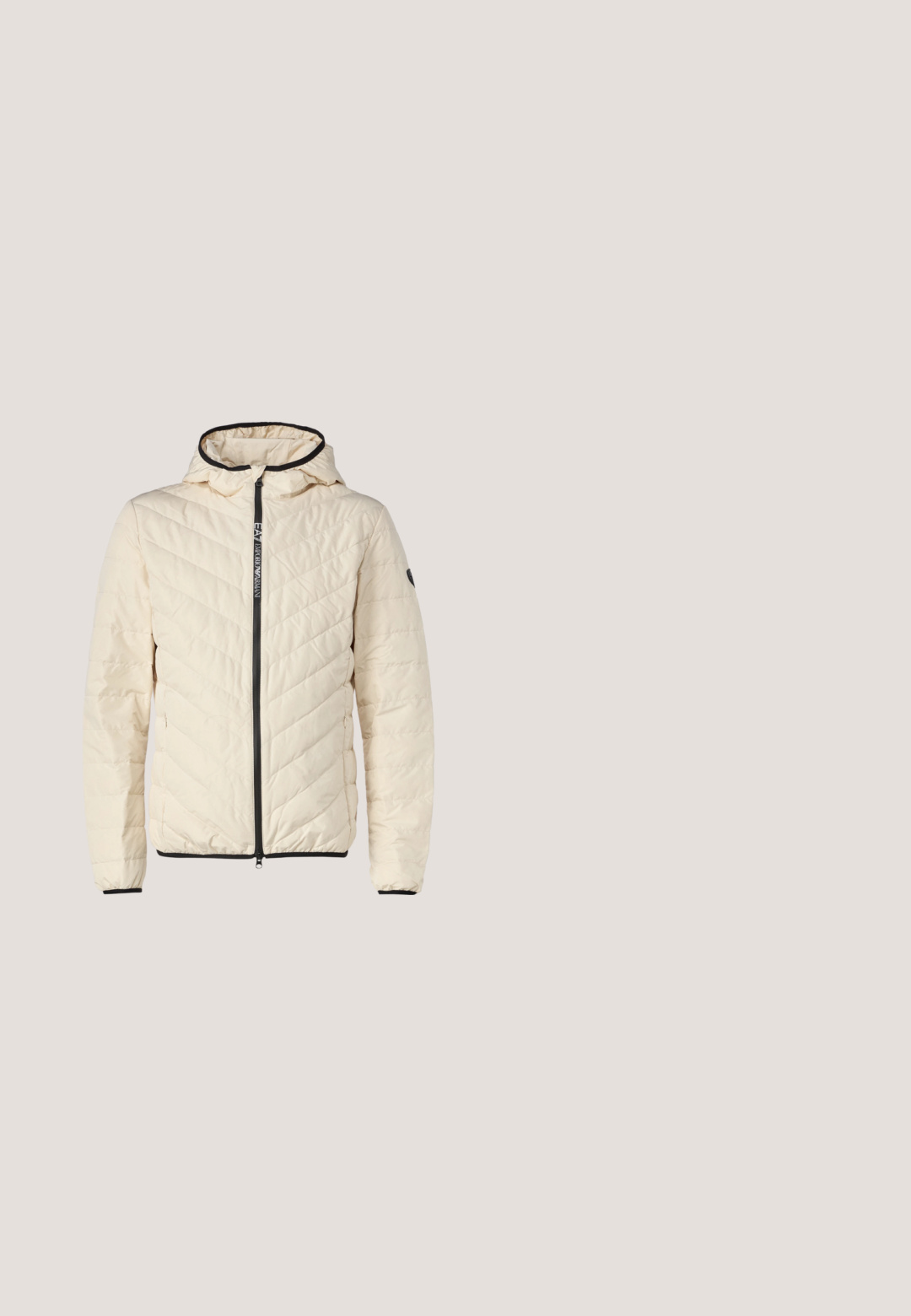 Chaqueta acolchada beige con patrón de acolchado horizontal, cremallera negra y capucha. Presenta puños elásticos y detalle de logo en la manga.; Sudadera con capucha gris claro con cordones, bolsillo canguro y pequeño logo centrado de "Calvin Klein" en el pecho. Estilo de corte clásico.; Jeans de mezclilla azul claro con corte recto, diseño de cinco bolsillos, cierre de botón plateado y un ligero desgaste en todo el tejido.; Zapatillas marinas con acentos de ante gris en la puntera y el talón, logo blanco y diseño con cordones. Suela de goma con agarre texturizado.; Gafas de sol redondas de tintado marrón con un grueso armazón de acetato translúcido en verde oliva y marrón, inclinadas ligeramente sobre una superficie blanca.; Bolsa de lona con estampado negro de Karl Lagerfeld con asas dobles, correa de hombro desmontable con marca y un llavero de figura de dibujos animados negra en la parte delantera.