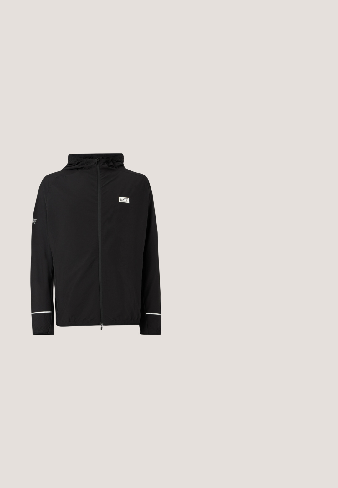 Musta kevyt täysvetoketjullinen takki hupulla, joustavilla resoreilla hihansuissa, heijastavilla raidoilla hihoissa ja pienellä EA7 Emporio Armani -logolla rinnassa ja hihassa.; Mustapaita, jossa on pitkät hihat, valmistettu puuvillasta. Paidassa on kolme nappia ja vasemmassa rinnassa valkoinen brodeerattu logo.; Harmaat puuvillaiset collegehousut, joissa on joustava vyötärö ja kapenevat lahkeet. Vasemmassa reisissä valkoinen logo. Sileä pinta.; Mustat lenkkitossut, jotka on valmistettu sileästä nahasta, ja joissa on paksu urheilupohja sekä kohokuvioitu brändinimi. Klassinen nauhakiinnitys pyöreillä rei'illä.; Mustakehyiset aurinkolasit, joissa suorakaiteen muotoiset oranssinsävyiset linssit ja ohuet metalliset sankaruuvit valkoisella pinnalla.; Musta suorakaiteen muotoinen ranneke, jossa ylävetoketju ja pieni hopeinen logo lähellä yläreunaa keskitettynä.