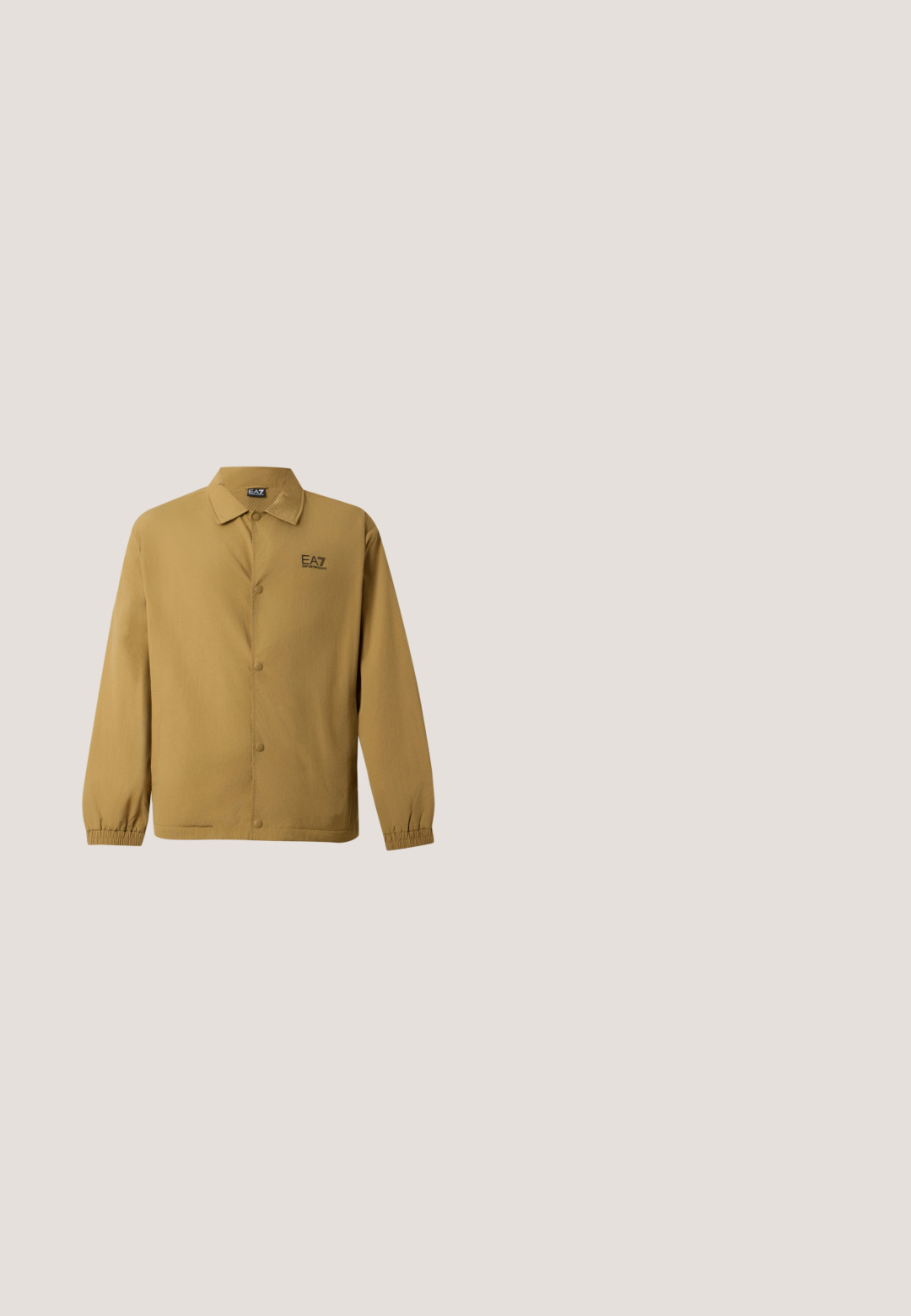 Lysebrun knappet jakke med krage, elastiske mansjetter og "EA7 Emporio Armani" logo på venstre bryst.; Hvit t-skjorte med korte ermer i bomull med rund hals. Enkelt design uten mønstre eller accenter. Glatt tekstur.; Beige bomulljeans med slim fit, med frontknapp, fem lommer og subtile sømdetaljer. Glatt tekstur og tapered ben.; Beige joggesko med teksturert overdel, hvite såler og søm detaljer, sammen med beige bukser, vist på en grå overflate.; Emporio Armani Solbriller - shiny black; Brun rektangulær skulderveske med glidelåslomme foran, justerbar reim preget med merkenavn og metallogo på midten øverst.
