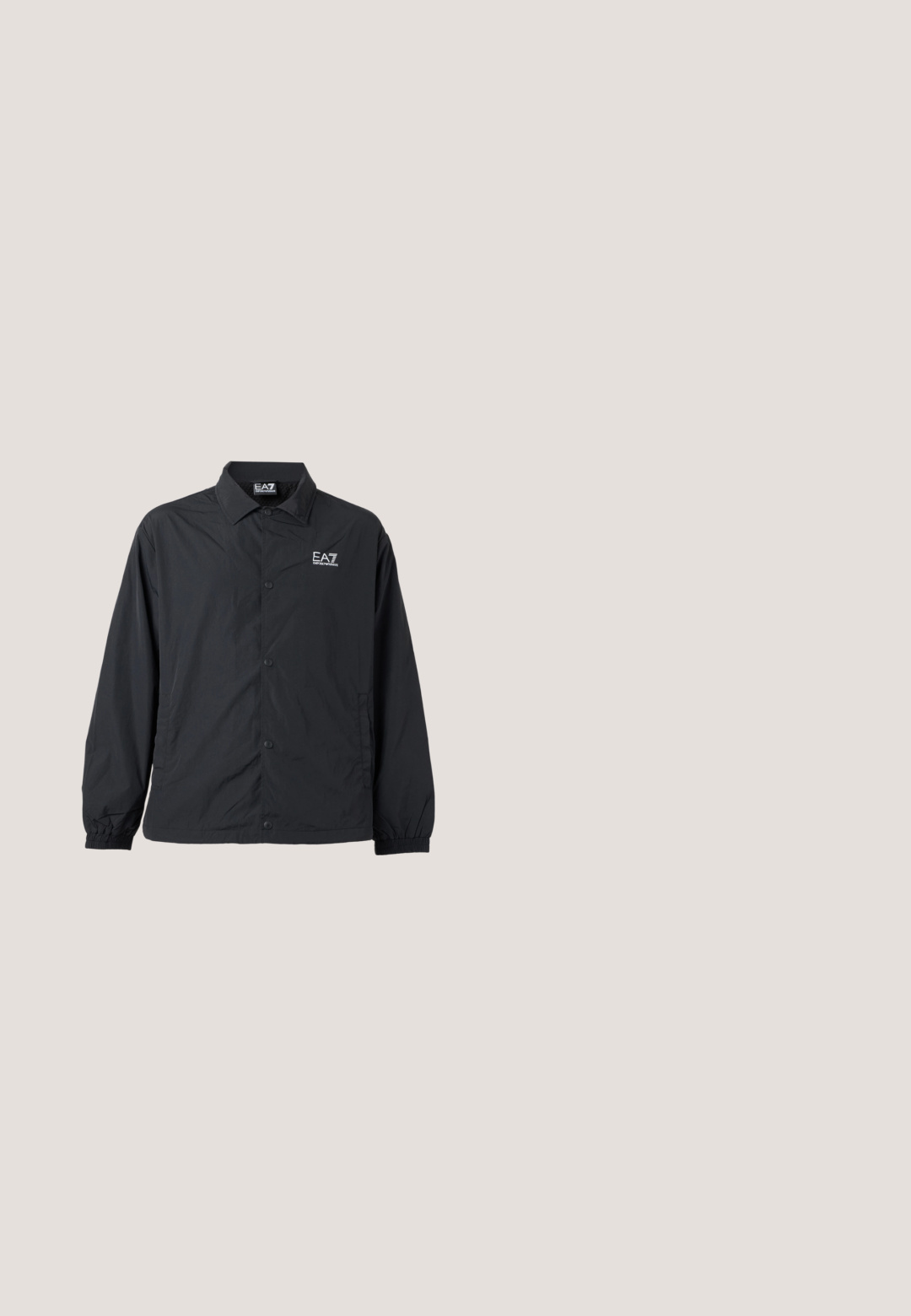 Chaqueta negra ligera con botones, cuello, puños elásticos y logo blanco EA7 Emporio Armani en el pecho izquierdo.; Sudadera blanca de manga larga con cuello redondo, bolsillo frontal y etiqueta "Armani Exchange" centrada en el pecho.; Polo de manga larga beige con sutiles rayas verticales con el logo EA7, cuello y dos logotipos bordados en el pecho.; Pantalones cargo negros fabricados con tejido duradero, que cuentan con múltiples bolsillos, costuras reforzadas y accesorios de metal para una mayor funcionalidad.; Zapatilla blanca de cuero con parte superior texturizada, punta redondeada, suela blanca plana y cordones tonales. Marca sutil en la lengüeta.; Bolsa bandolera negra hecha de material texturizado. Presenta un cierre con cremallera, un bolsillo frontal con cremallera y un acento de logo metálico. Incluye una correa ajustable.