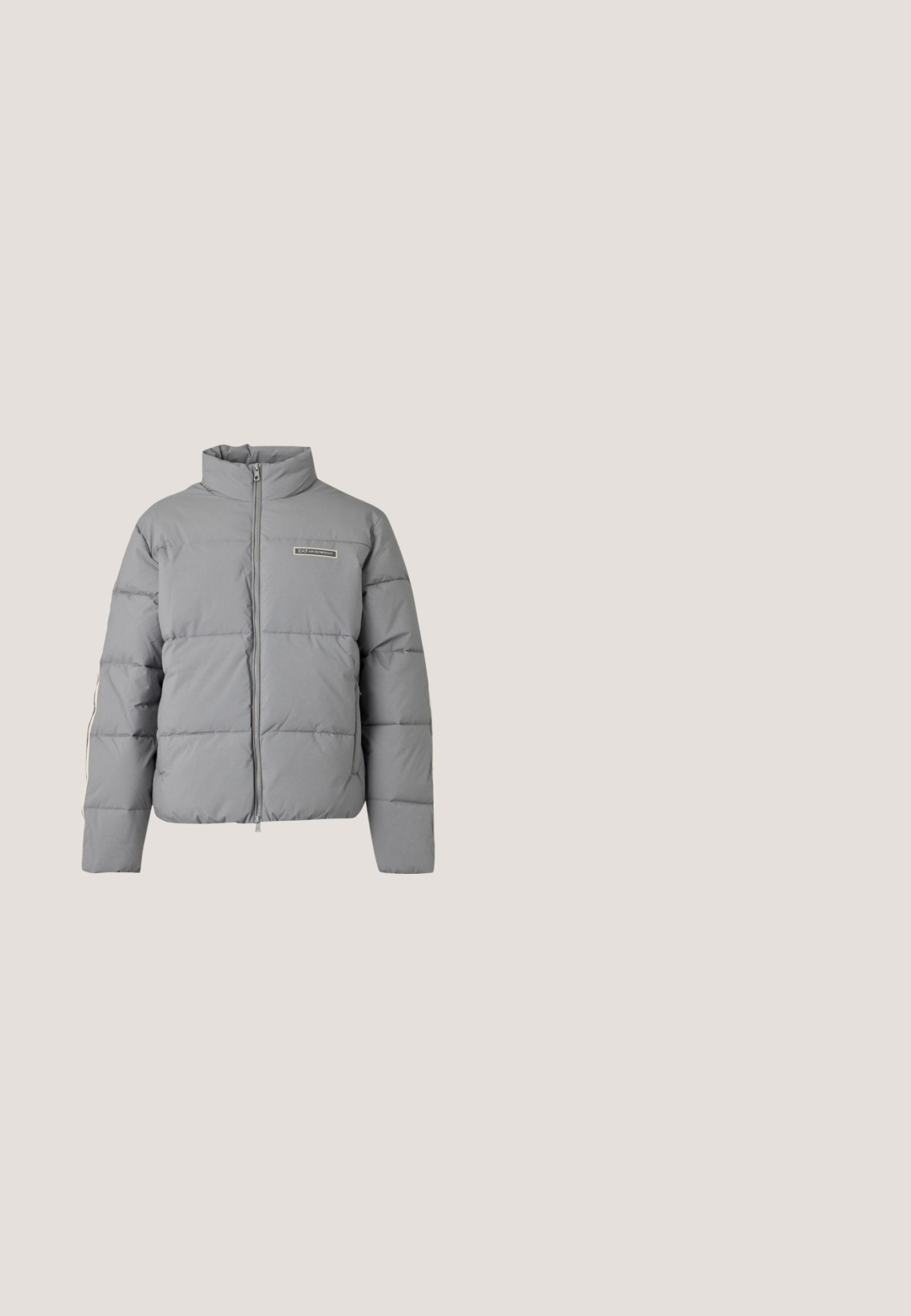 Veste matelassée gris clair avec col montant, fermeture éclair frontale et petit patch logo sur la poitrine gauche.; Sweat à capuche noir zippé avec poches avant et grand logo GAP texturé sur la poitrine, présenté sur un fond uni.; T-shirt noir à manches courtes, motif texturé discret sur l'ensemble et col rond côtelé.; Pantalons larges en tissu gris foncé, avec un patch décoratif sur la poche avant et une taille élastique pour le confort.; Baskets athlétiques épaisses rouge foncé avec motifs géométriques, inserts en mesh, semelle épaisse et fermeture à lacets, vues de profil.; Sac polochon noir avec fermeture éclair sur le dessus, poche avant en maille, deux poignées avec fermeture pression et bandoulière réglable sur fond blanc.