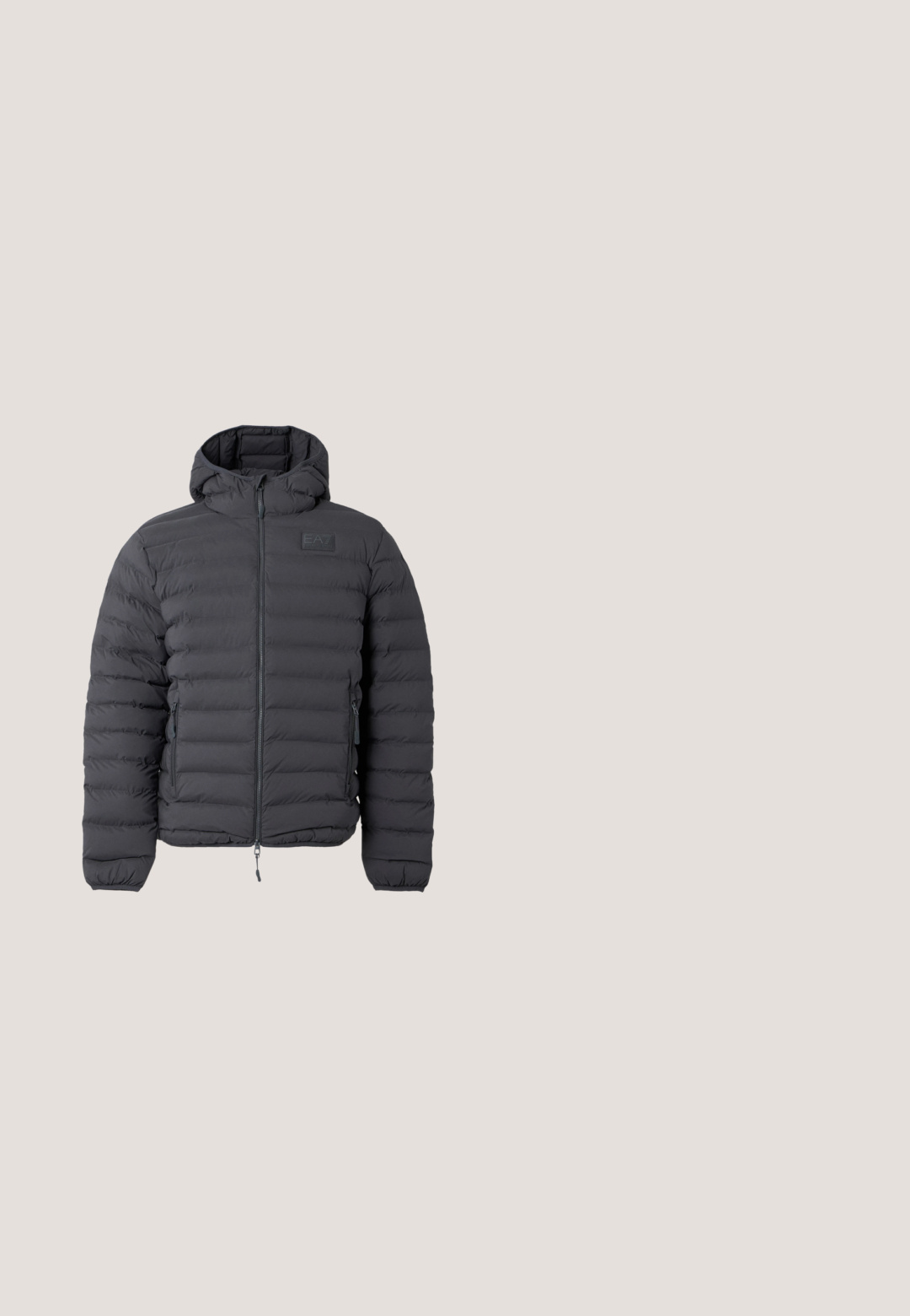 Doudoune noire à capuche avec fermeture éclair frontale et poches latérales zippées, avec un petit patch logo sur le côté gauche de la poitrine.; Sweat-shirt bleu marine à manches longues avec col rond, poignets et ourlet côtelés, avec un petit logo EA7 Emporio Armani sur la poitrine gauche.; T-shirt en coton bleu marine à manches courtes, avec un logo aigle en dégradé de bleu et un accent blanc le long du col.; Pantalon jogger noir avec taille élastique et cordon, avec le logo vertical blanc "EA7 Emporio Armani" sur une jambe.; Baskets blanches en cuir avec un dessus texturé, bout rond, semelle plate blanche et lacets ton sur ton. Marque discrète sur la languette.; Sac bandoulière rectangulaire noir avec poche avant zippée, sangle réglable et petit logo métallique en haut au centre.