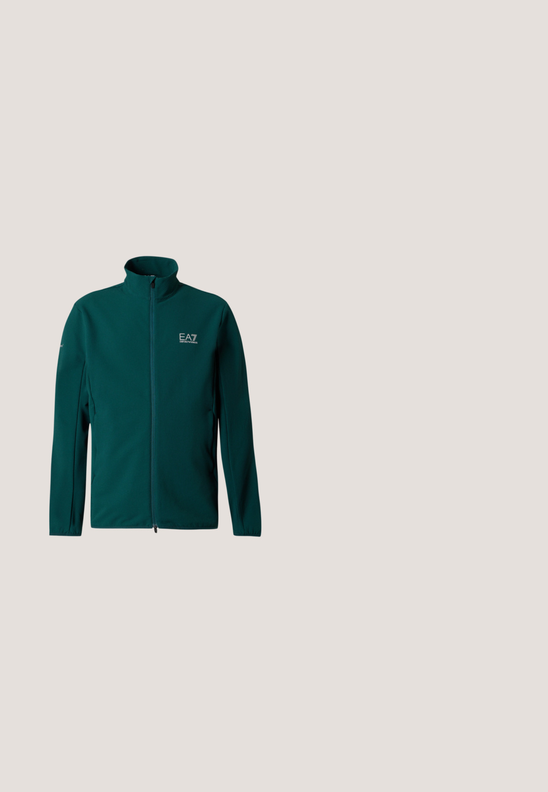 Dunkelgrüne Jacke mit Reißverschluss, hohem Kragen, langen Ärmeln und weißem "EA7 Emporio Armani"-Logo auf der linken Brust vor schlichter Hintergrund.; Schwarzer Kapuzenpullover mit cremefarbenen und grünen Doppelstreifen entlang der Ärmel und passenden Kordeln sowie einem kleinen Logo auf der Brust.; Weißes Baumwoll-T-Shirt mit kurzen Ärmeln und Rundhalsausschnitt, mit einem kleinen schwarzen Logo auf der linken Brust. Glatte Textur, schlichtes Design.; Schwarze Slim-Fit-Sweathosen mit elastischem Bund und kleinem Logodetail am oberen Oberschenkel vor einfarbigem Hintergrund.; Emporio Armani Sneaker low - navy/black; Schwarze rechteckige Kulturtasche mit vorderer Reißverschlusstasche und kleinem Logopatch, mit seitlichem Tragegriff.