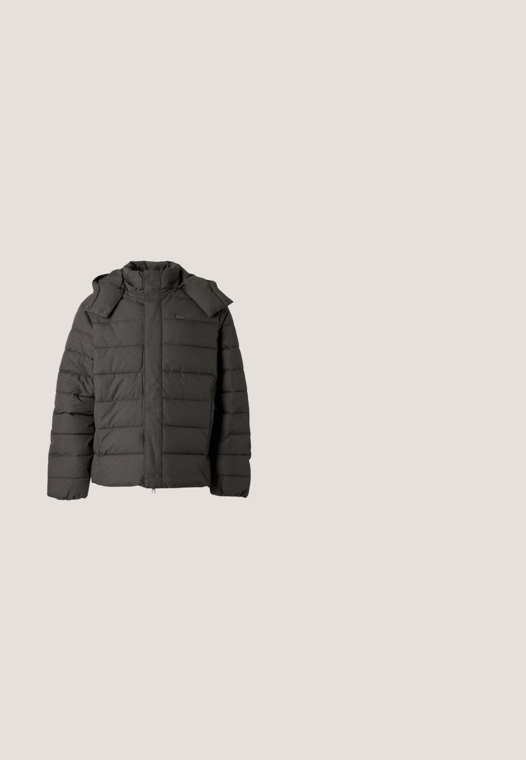 Chaqueta acolchada gris oscuro con cuello alto, acolchado horizontal, cremallera frontal completa y capucha desmontable con cierre de botón a presión.; Sudadera gris de manga larga y cuello redondo con puños y bajo acanalados, con un pequeño parche con el logo EA7 Emporio Armani en la parte superior izquierda del pecho.; Camiseta de manga larga de color verde oliva con cuello redondo y un pequeño logotipo negro de EA7 Emporio Armani en el lado izquierdo del pecho.; Pantalones cargo en verde oliva, fabricados con tejido ligero, presentan bolsillos laterales, un cierre de botón y un corte relajado con piernas rectas.; Zapatilla deportiva de color verde oliva con acentos negros, parte superior de sintético texturizado, diseño de cordones y entresuela blanca con suela negra.; Bolso bandolera negro con correa ajustable y pequeño emblema de logo plateado en la solapa frontal, mostrado sobre un fondo claro y liso.