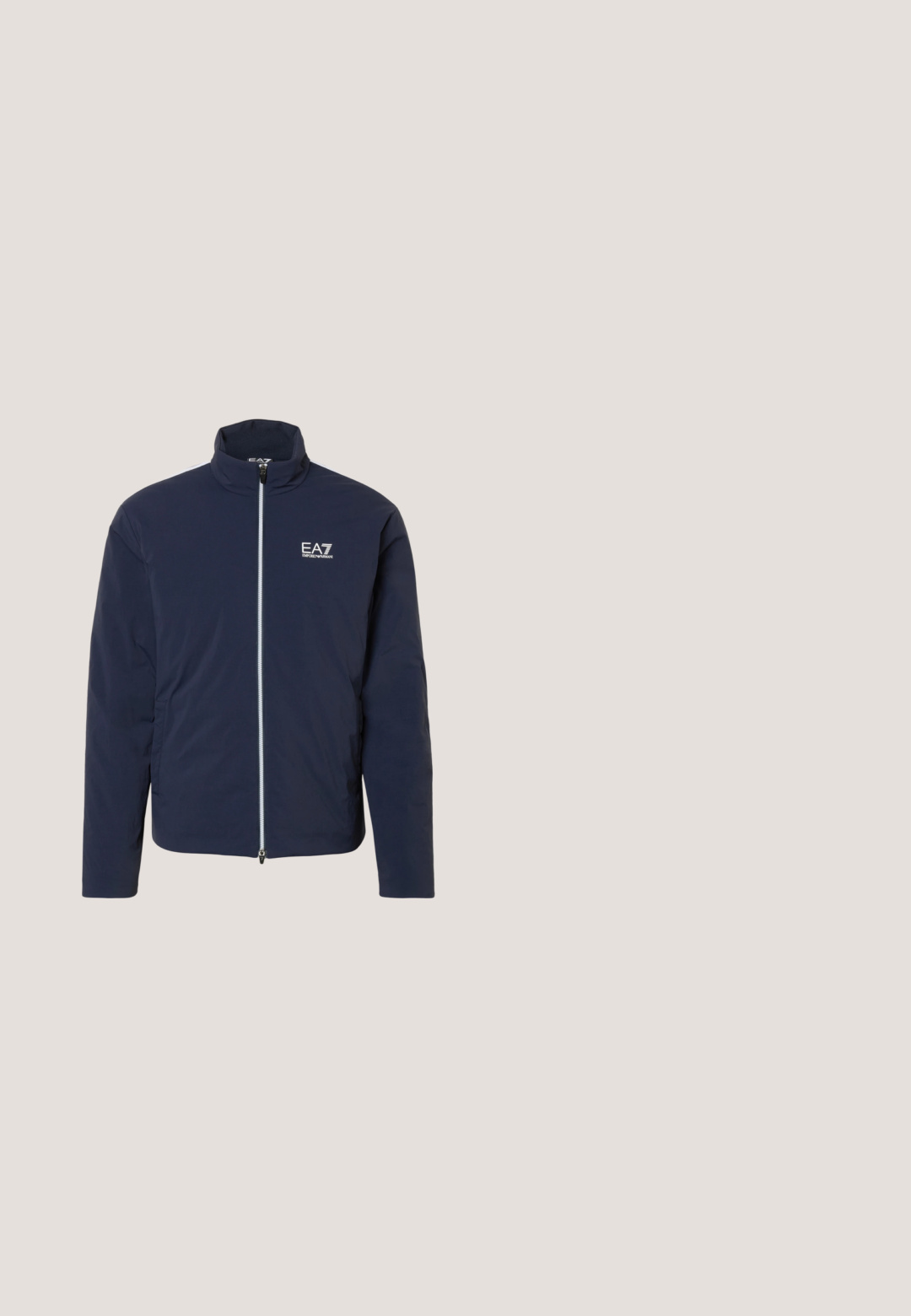 Donkerblauwe lichtgewicht jas met volledige voorrits en wit EA7 Emporio Armani-logo op de linkerborst, hoge kraag en lange mouwen.; Navy korteblauwe gebreide cardigan met korte mouwen, gekenmerkt door een geometrisch wit patroon, knoopsluiting en een klassieke kraag. Gestructureerde stof met contrasterende accenten.; Blauwe shorts met elastische taille en trekkoord, zijzakken en een klein logoplaatje aan de rechterkant.; Witte sportieve schoenen met een glad bovenwerk, zwarte accenten op de hiel en een gestructureerde zwarte rubberen zool. Vetersluiting, minimalistische stijl.; Blauwe gestructureerde crossbody tas van textuurmateriaal, met een ritsluiting, een voorvak en een verstelbare schouderband met "EMPOR" branding.; Marine blauwe gevlochten riem gemaakt van elastisch materiaal met een leren punt. Voorzien van een zilveren metalen gesp en het Lacoste-logo in leer gedrukt.