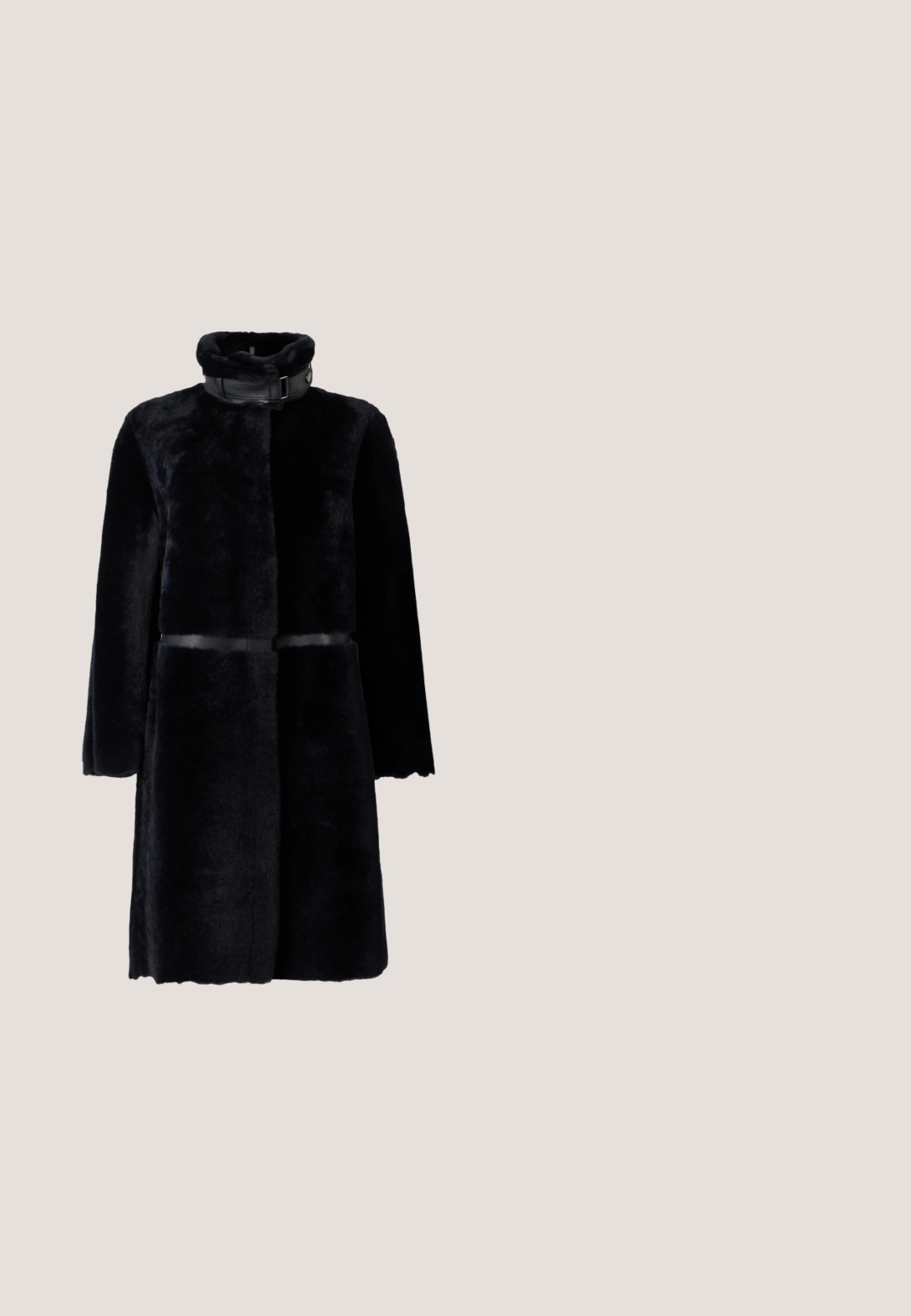 Long manteau en fourrure noire avec col haut et sangle de boucle en cuir, présenté de face sur un fond clair uni.; Pull noir côtelé à manches longues avec col ras du cou et ourlet en bordure ondulée sur les manches et le bas.; Pantalon noir à taille haute et jambes larges avec un bouton frontal et une fermeture éclair dissimulée, doté de plis latéraux subtils.; Chaussure à bride arrière en cuir noir avec bout pointu, dotée d'un accent brillant sur le bout et d'un talon de hauteur moyenne. Design latéral ouvert.; Sac à main en cuir verni noir avec poignées arrondies, bandoulière détachable et fermeture à boucle argentée sur fond blanc uni.; Paire de boucles d'oreilles en métal argenté en forme de lettre M angulaire avec des tiges arrondies sur fond blanc.
