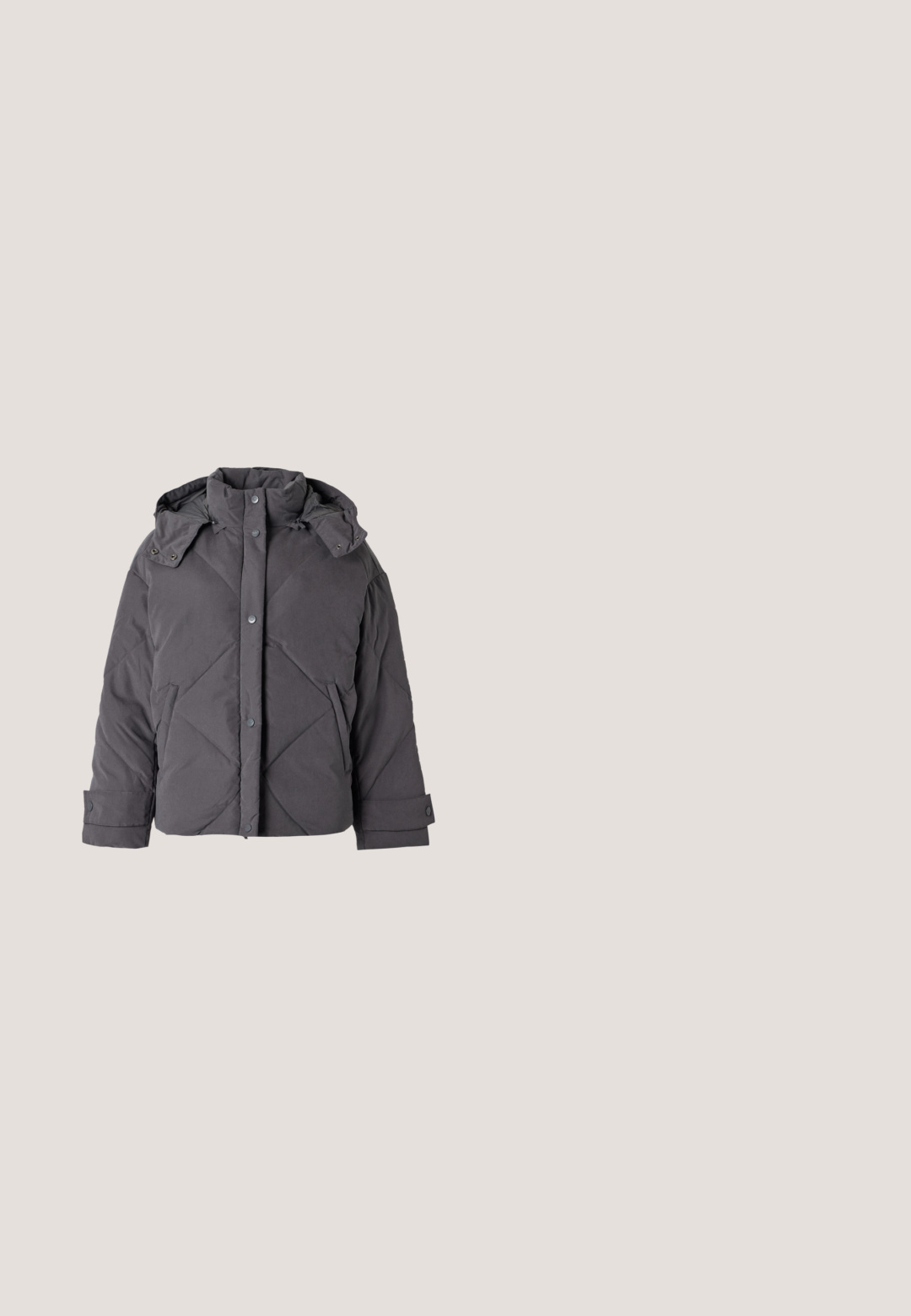 Donkergrijze gewatteerde winterjas met drukknoopsluiting aan de voorkant, twee zijzakken, verstelbare manchetten en een afneembare capuchon.; DRYKORN ASIRAL - Sweater - grey; Donkerblauwe uitlopende jeans met een hoge taille, gemaakt van denim. Voorzien van standaardzakken, een voorste knoopsluiting en een gladde textuur.; Zwarte leren enkellaarsjes met een gladde textuur, spitse neus en een slanke stilettohak. Voorzien van een ritssluiting aan de zijkant voor gemakkelijk aan- en uittrekken.; Donkergrijze gestructureerde leren handtas met twee handvatten, een schouderriem en een klein gouden logo-plaatje aan de voorkant.; Zilveren metalen oorbellen met een glad, gebogen ontwerp. Glanzende afwerking, met twee asymmetrische vormen die gedeeltelijk omsluiten.