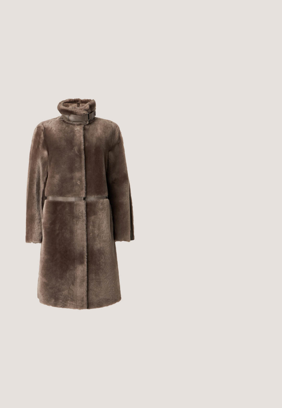Long manteau marron en fausse fourrure avec col montant et fermeture par sangle à boucle, présentant une texture douce et pelucheuse et des manches longues.; Blouse à manches courtes couleur crème avec détail volanté devant et boutons, manches légèrement bouffantes et petit col.; Jupe en sequins argentés, longueur genoux, avec une taille ajustée, présentant des motifs de brillance verticaux et des fentes latérales pour faciliter le mouvement.; Escarpin slingback en cuir verni nude avec un bout pointu, un décolleté ouvert et un talon aiguille fin. Comprend un accent doré circulaire sur la sangle.; Pochette en cuir beige plissé avec un cadre en métal argenté, dotée de deux fermoirs ronds décoratifs et d'une chaîne en argent.; Collier chaîne en or avec des perles blanches alternées et des grappes florales en cristal clair, doté d'un fermoir réglable et d'un petit pendentif en forme d'étoile.