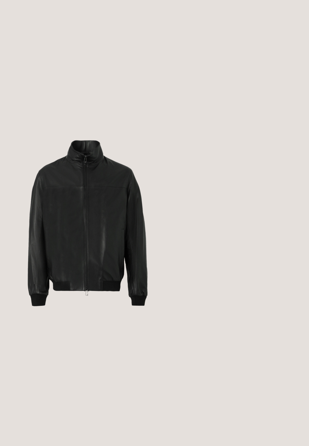 Sort læderjakke med høj krave, lynlås foran og ribstrikkede manchetter. Blank tekstur og minimalistisk design.; Sort t-shirt med korte ærmer og et grafisk design af farverige, slørede neonlys, inklusive en stjerne med nummer et og delvist rødt tekst "hurtigere".; Herre jeans i blå denim med lige ben, knappelukning, fem-lomme design og opbukket kant mod en hvid baggrund.; Sort lavt snøresko med hvid sål, teksturerede sider, sorte snørebånd og mærkenavn på hælen, vist mod en moderne baggrund af glasblokke.; Sort rektangulær toilettaske med frontlynlåslomme, sidelomme og sølvrektangulært mærkelabel på ensartet lys baggrund.; Snoet mørkeblå læderbælte med sort rektangulært metalspænde og et lille rødt, hvidt og sort firkantet logo på løkken.