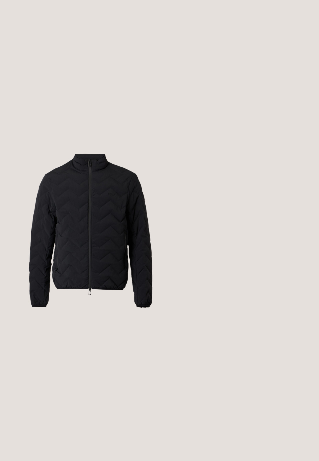 Veste noire matelassée avec fermeture éclair intégrale, col montant, manches longues et poignets élastiques sur fond blanc uni.; Pull rouge à col rond, en maille lisse. Comprend des manches longues et un petit logo doré sur la poitrine.; Chemise noire à manches longues avec un col pointu, fermeture à boutons sur le devant et coupe slim. Confectionnée en tissu lisse, elle présente un discret broderie de logo.; Jeans en denim noir avec une coupe droite, dotés de poches avant et d'une fermeture à bouton. Texture lisse avec un léger dégradé.; JOOP! PERO KLEITOS CHELSEA - Bottines - black; Sacoche d'ordinateur portable en cuir noir avec deux poignées supérieures, une bandoulière amovible, une surface texturée et une forme rectangulaire. Patch logo embossé visible.