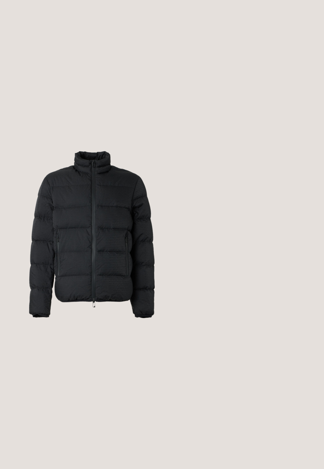 Schwarze gesteppte Jacke mit hohem Kragen, Frontreißverschluss und seitlichen Reißverschlusstaschen, vor hellem Hintergrund dargestellt.; Schwarzer Langarm-Pullover mit kurzem Frontreißverschluss, gerippten Bündchen und EA7 Emporio Armani Logo auf der linken Brust und am Kragenetikett.; Schwarzes T-Shirt mit kurzen Ärmeln und Rundhalsausschnitt, versehen mit einem dezenten Schachbrettmuster und kleinem "Porsche BOSS"-Logo auf der linken Brust.; Cargo-Hosen aus schwarzem Stoff mit einem Camouflage-Oberteil in verschiedenen Schattierungen von Gelb, Grün und Braun; mit verstellbarem Bund.; Schwarze Leder-Stiefeletten mit einer runden Zehenpartie, ausgestattet mit blauen Schnürsenkeln und strukturiertem Finish. Minimalistisches Design mit einer flexiblen, dünnen Sohle.; Schwarze rechteckige Umhängetasche mit vorderer Reißverschlusstasche, verstellbarem Riemen und silberner rechteckiger Logo-Plakette auf einfarbigem Hintergrund.