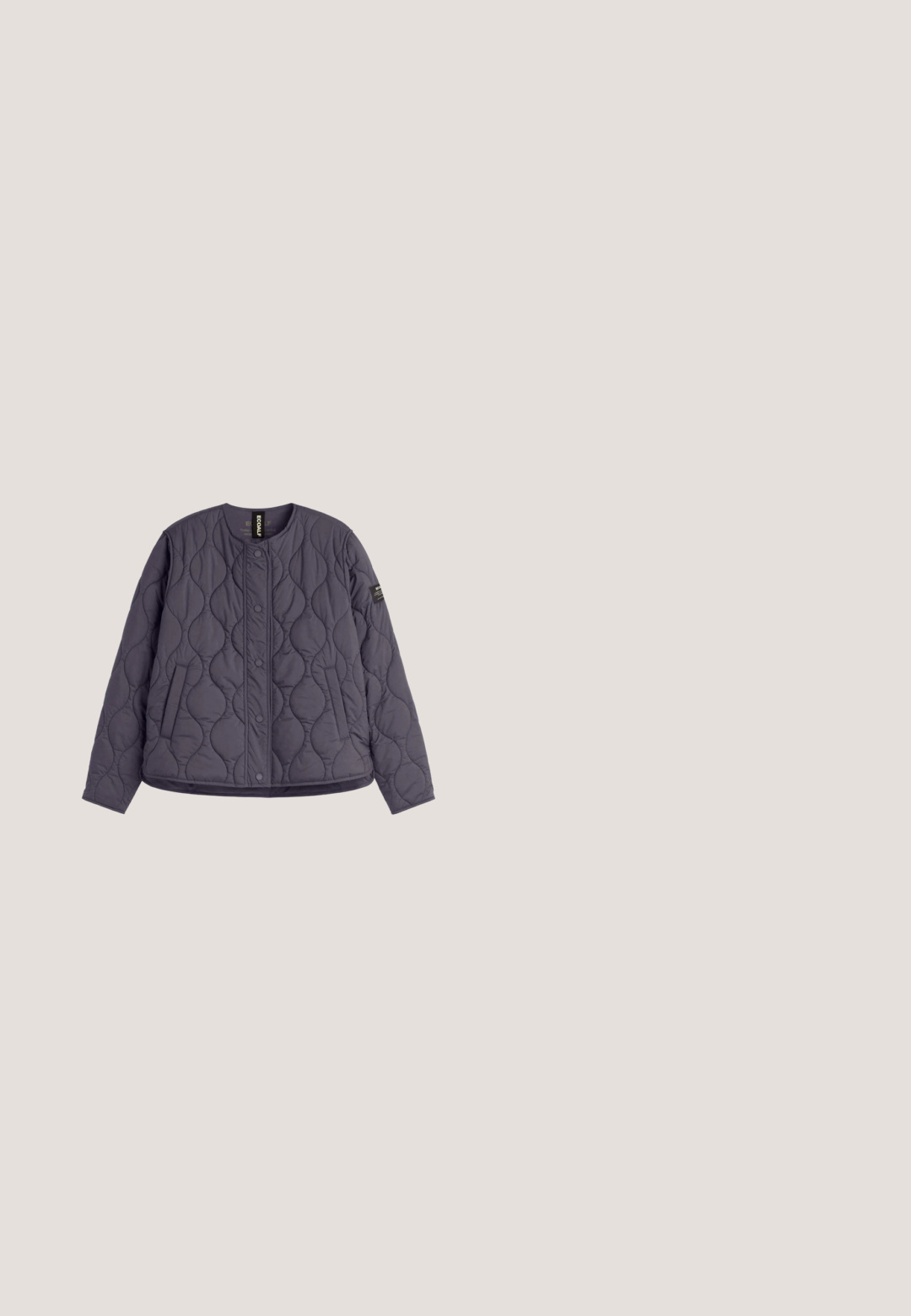 Quiltet marineblå jakke med rund halsudskæring, trykknaplukning foran og to sidelommer; har et tekstureret mønster over det hele.; Langærmet strikket sweater med vandrette marineblå og hvide striber, rund halsudskæring og ribkanter ved ærmer og forneden.; Marineblå langærmet top med flæset høj krave og tre gyldne knapper på hver manchet, vist på hvid baggrund.; Bredde ben mørkeblå denimjeans med høj talje, fem-lomme design, kobber nitter og kontrasterende gul syninger.; Marineblå ruskindsankelstøvler med elastiske sideskørter, kontrasterende syninger, en pull-tab og træhæl. Tekstureret overflade og afrundet tåform.; Mørkeblå lærhandtaske med to lange håndtag og et lille gyldent halvmåneformet emblem i midten foran.