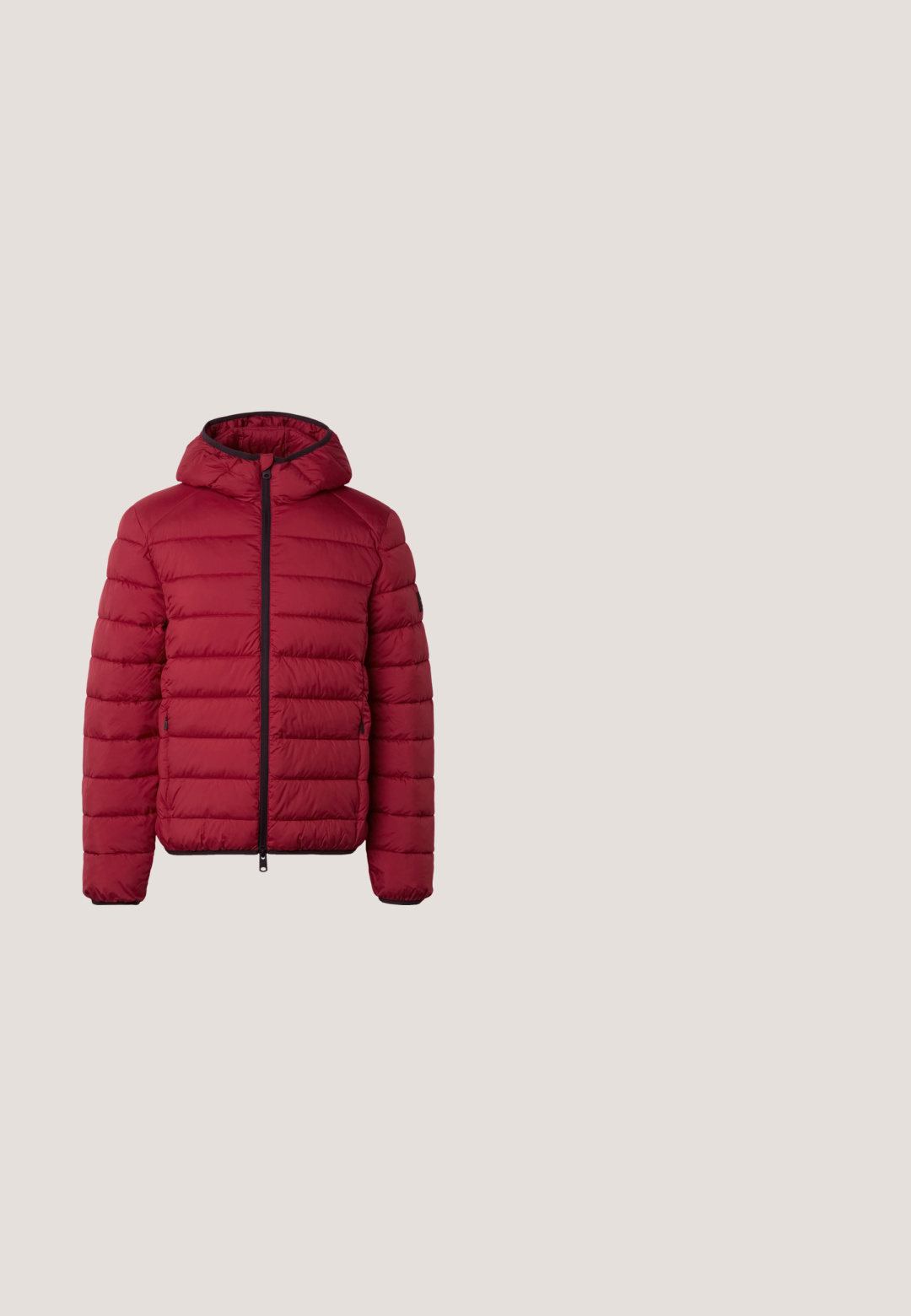 Rød quiltet dunjakke med hætte og sort lynlås, vist forfra med lange ærmer og sidelommer.; Lysebrun fleece pullover med kvart lynlås, høj krave og kontrastfarvet glat øverste brystpanel med lille sort label.; Rød vandtæt skijakke med hætte, der har sorte lynlåse og detaljer, flere lommer og et tekstureret stof til isolering.; Sort atletisk sneakers med en åndbar mesh-overdel, struktureret design, snørebåndslukning og polstret sål med synlige luftlommer.; Sport-solbriller med en slank, rektangulær brun ramme og gradient gule-blå linser, der har en udtalt næsebro og teksturerede tempelgreb.; Grynt stof laptop taske med sorte imiteret læderdetaljer, dobbelte håndtag og lynlås lukning øverst. Har en tekstureret overflade og brandingdetalje.