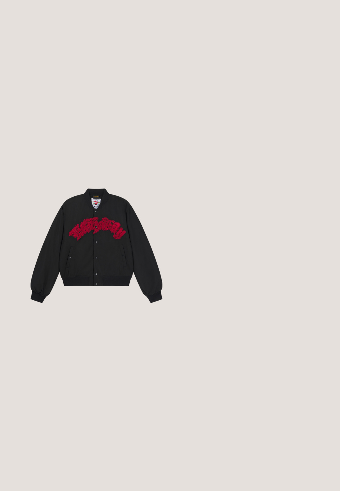 Chaqueta varsity negra con texto rojo bordado en el pecho y botones de presión en la parte delantera, con dos bolsillos laterales y puños acanalados.; Top sin mangas negro con un atrevido gráfico de calavera y tibias cruzadas con un corazón, acentos multicolores y el texto "Love Dies Hard".; Pantalones culotte de denim con bordado floral en los bolsillos, tela azul, corte recto, talle alto y detalle de texto en rosa en la parte frontal.; Bota de cuero negro hasta la rodilla con un acabado texturizado, diseño ajustado y cinco correas ajustables con hebilla a lo largo del costado. Suela plana.; Gafas de sol negras con forma ovalada, lentes oscuros, acabado brillante y un detalle decorativo plateado en el lateral.; Desigual MARÍA ESCOTÉ - Bolso de mano - black