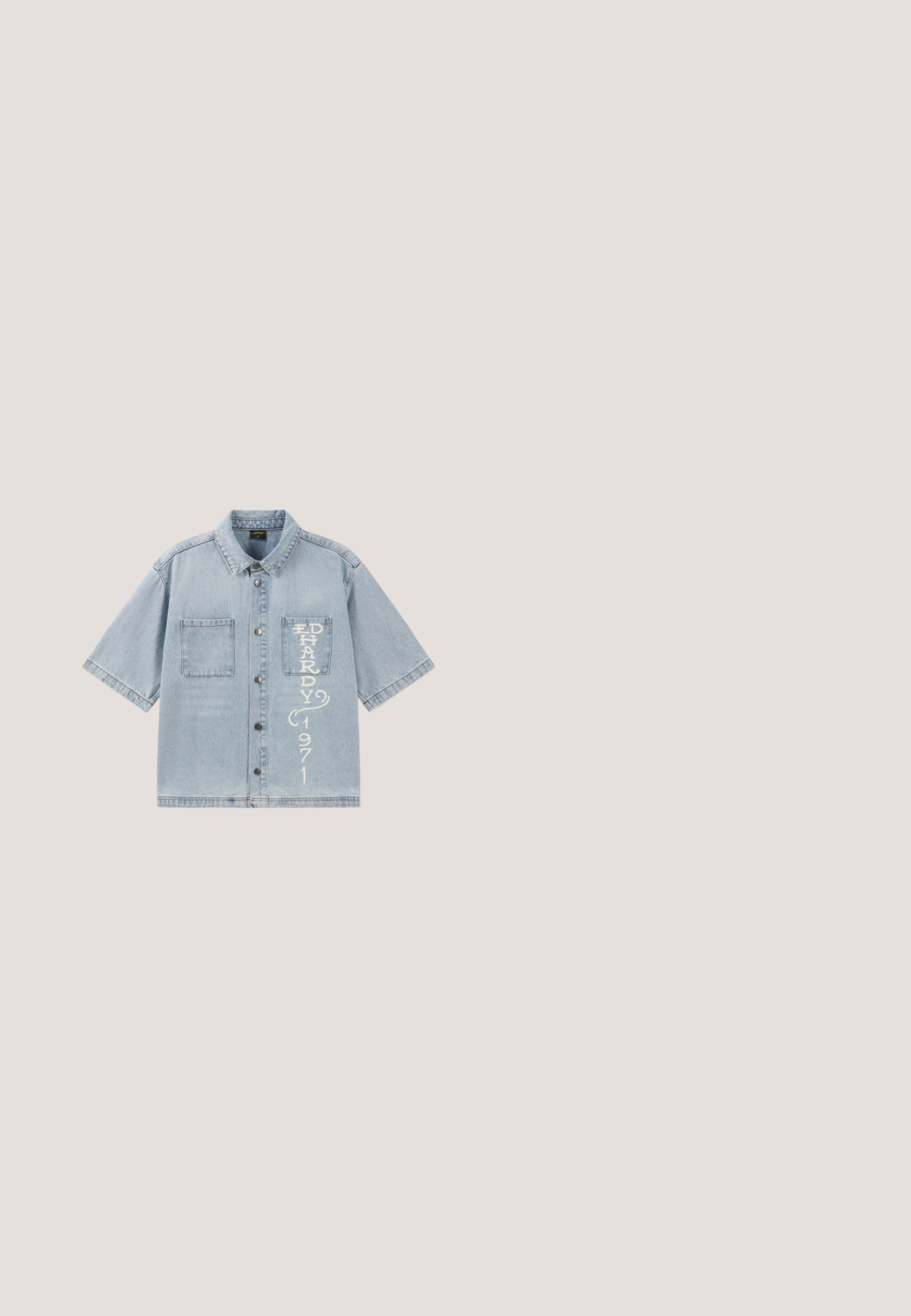 Lyseblå denimskjorte med korte ærmer, to brystlommer, knapper foran og vertikal tekst "Ed Hardy 1971" i hvid på den højre lomme.; Rød og grå strikket cardigan med knapper foran, stribet krave og dekorative tekstmønstre, inklusive "RUNNER" i fremtrædende bogstaver.; Langærmet navy blå polo shirt med beige krave og manchetter, udstyret med et rundt emblem med tekst på venstre bryst.; Lyseblå denimjeans med løs, vid ben-cut. Har fem-lomme design og enkel metal knaplukning. Flosset kant ved bunden.; Sort vanntæt gummistøvle med justerbar spænde, struktureret overflade, let buet form og en robust sål for godt greb.; Mørkeblå mønstret duffeltaske med håndtag øverst, en aftagelig skulderrem og et trekantet Guess-logo på fronten.
