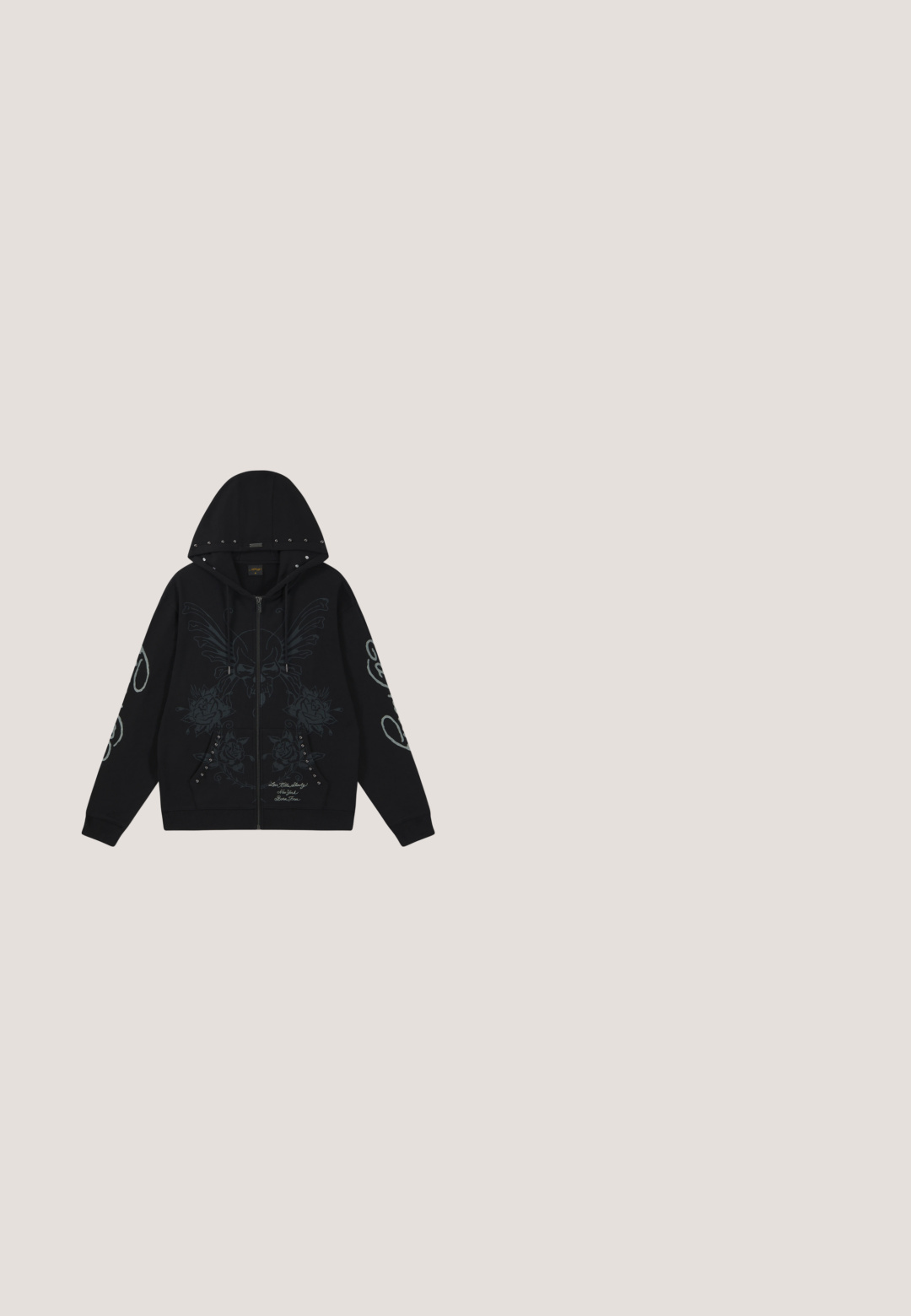 Sudadera negra con cremallera y capucha con adorno de tachuelas, bolsillos delanteros, gráfico de calavera alada y rosa, y texto en script en la parte inferior delantera y las mangas.; Chaleco de denim negro sin mangas con dos bolsillos en el pecho, cierre de botón y estampado gráfico que presenta el diseño y los logotipos de "The Number of the Beast".; Pantalones cargo de camuflaje en verde oscuro y gris, con múltiples bolsillos laterales, cierre de botón y cordones ajustables en los tobillos.; Zapatilla chunky negra con suela gruesa, diseño con cordones, correas texturizadas y detalles metálicos en el talón y los lados sobre un fondo claro.; Gafas de sol negras con lentes redondas espejadas y varillas metálicas finas, mostradas en ángulo sobre un fondo blanco.; Anillo negro con una piedra central suave y brillante de color negro. El detalle tallado intrincado presenta un motivo de calavera en la banda.