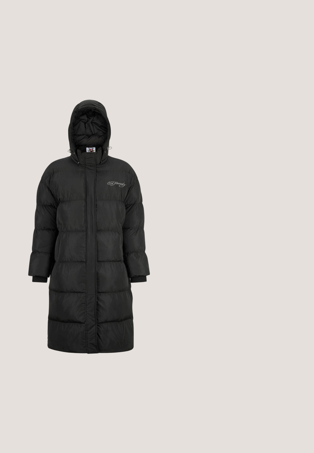 Schwarze Daunenjacke mit Kapuze, mit gestepptem Design, langen Ärmeln und gerippten Bündchen. Hinweis: besticktes Logo auf der Brust.; Schwarzer, kurzer Sweatshirt mit rundem Ausschnitt, gerippten Ärmeln und Saum. Hergestellt aus weichem Stoff mit einem leicht verwaschenen Erscheinungsbild.; Schwarzes T-Shirt mit kurzen Ärmeln und Rundhalsausschnitt in regulärer Passform ohne sichtbare Logos oder Muster, auf weißem Hintergrund dargestellt.; Schwarze Jogginghose aus weichem Stoff, mit einem gestickten Motiv auf der linken und dem Schriftzug "ED HARDY" am rechten Bein. Elastischer Bund.; Schwarzer wasserdichter Wanderschuh aus strukturiertem Leder und synthetischen Akzenten, mit runden Schnürsenkeln, einem gepolsterten Kragen und einer gemusterten Gummisohle.; Schwarze Duffel-Tasche aus strapazierfähigem Material, mit einer strukturierten Form, zwei oberen Griffen, einem abnehmbaren Schultergurt und Fronttaschen.