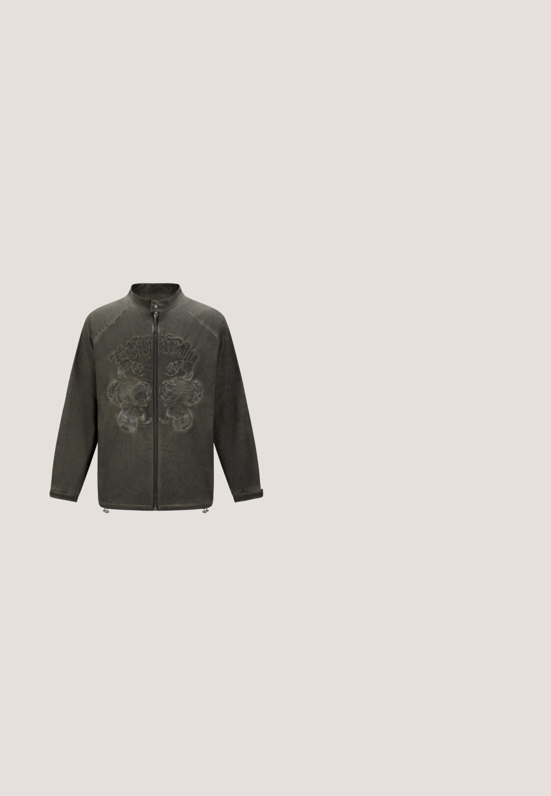 Chaqueta verde oliva con cuello alto, cierre de cremallera y diseño de calavera bordado en la parte delantera. Tiene mangas largas y una textura suave.; Camiseta negra de manga larga con un intrincado diseño gráfico, que incluye caballos, llamas y el texto "Ed Hardy" y "Muerto o Vivo".; Pantalones cortos de denim negro hasta la rodilla con bolsillos delanteros y texto blanco "Don Ed Hardy designs" en la pierna izquierda.; Botín de cuero negro hasta el tobillo con puntera redondeada, ojales de metal, cremallera lateral y suela de goma. Presenta correas decorativas y puntera reforzada.; Gafas de sol negras con montura cuadrada oversized. Las lentes son de un púrpura oscuro, y las varillas tienen un diseño elegante con una ligera curvatura. Acabado en dos tonos.; Bolsa de deporte cilíndrica negra con asas dobles, correa de hombro desmontable, bolsillo lateral con cremallera y pequeño logo dorado de corona de laurel sobre fondo blanco.