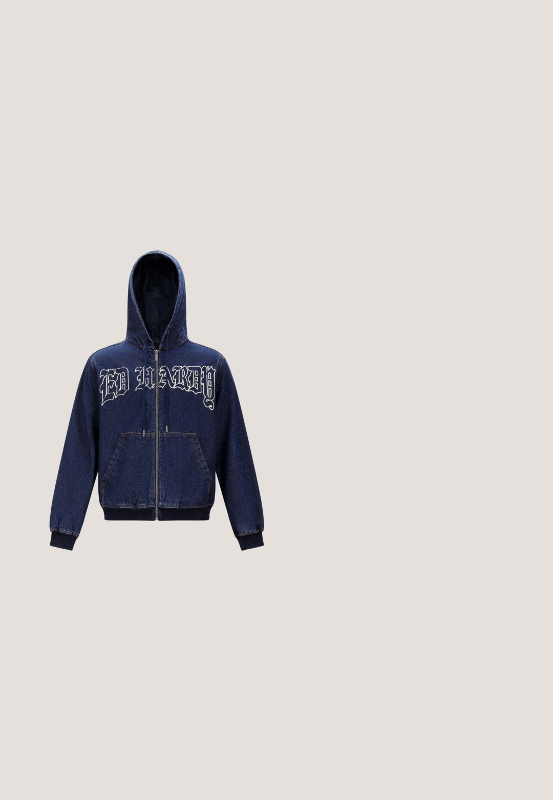 Denim hoodie med lynlås, to frontlommer, en hætte og hvid "ED HARDY" tekst på brystet. Mørkeblå farve med en glat tekstur.; Gråvasket hoodie med "ED HARDY" tekst over brystet og blomster-tatoveringslignende designs på begge ærmer.; Sort oversized t-shirt med et flerfarvet tiger grafik med intrikate detaljer, broderet tekst og stjerner, lavet af bomuldsstof.; Ed Hardy HELL CATS DIAMANTE JORTS  - Denimshorts - bleach; Sort høj-top sneakers med røde accenter og en forslidt finish. Har et struktureret kanvasoverdel og en gummisål med udsnit.; Armbånd med sammenkædede sorte kors pyntet med hvide og sorte ædelstene, sikret med en hummerlås på en lys baggrund.