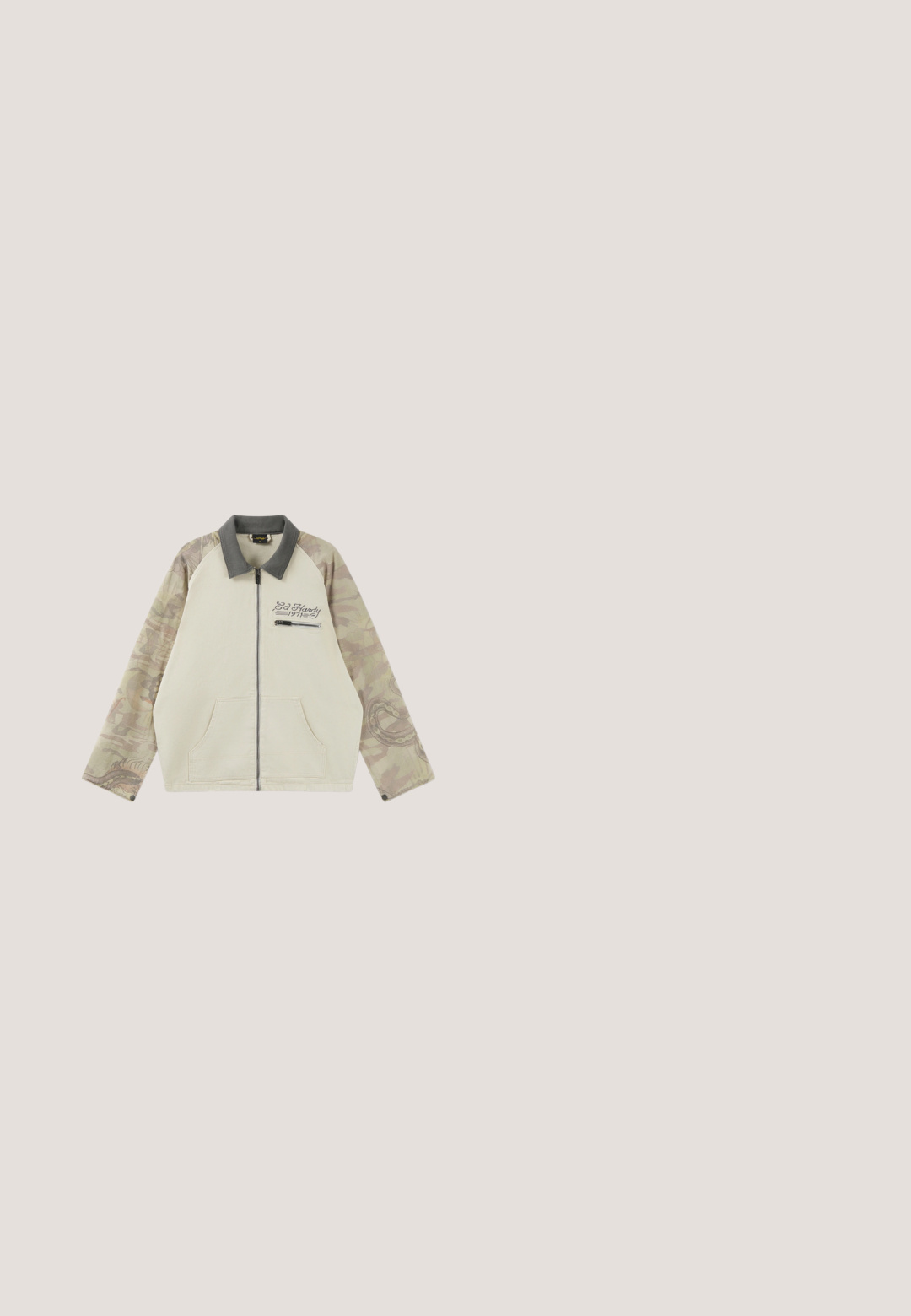 Beige lynlåsjakke med grå krave, ærmer med camouflagemønster, forlommer og "Ed Hardy 1974" broderet nær brystets lynlåslomme.; Camo T-shirt i forskellige nuancer af grå og blå, lavet af blødt stof, med en klassisk crew neck og korte ærmer, med et flydende mønster.; Beige cargo shorts lavet af bomuldsblanding. Har flere lommer, en tryklås og justerbare snore i kanten.; Sort gummistøvle med mat finish, midt på læggen højde, tekstureret sål og justerbar sort rem øverst for en sikker pasform.; Solbriller med en stor, vinkelret form, sorte rammer, guld accenter og gradient bordeaux linser. Har justerbare næsepuder.; Camouflage hoftepose i beige med røde accenter, der har en lynlåslomme foran, stofrem og et mærke med tekst på en etikette.