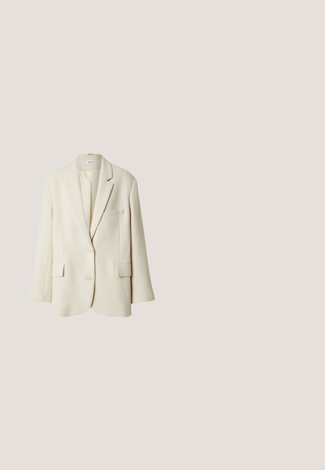 Crèmekleurige blazer met structuur, revers met inkeping, twee knopen aan de voorkant, klepzakken en een borstzak, getoond op een witte achtergrond.; Beige gebreide mouwloze tanktop met een delicaat kantachtig patroon en geribde zoom, met een ronde halslijn en een kledingmerklabel.; Kort mouw, losvallend linnen overhemd in bordeauxrood met een brede kraag en een V-vormige halslijn zonder knopen.; Wijde broek met verticale beige en witte strepen, voorzien van een hoge taille en een vloeiende, ontspannen pasvorm.; Bruine leren slide-sandaal met een platte zool en brede band over de tenen, gezien van opzij op een witte achtergrond.; Crèmekleurige gehaakte shopper met gevlochten handvatten en open geweven patroon op een witte achtergrond.