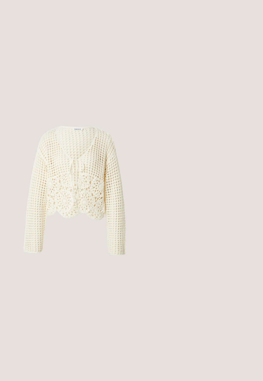 Cardigan en maille crochet crème avec manches longues, ourlet festonné, motifs floraux sur le bas devant et fermeture par lien à l’encolure en V.; Chemise blanche à manches longues avec des rayures horizontales bleu marine et un petit logo "GANT" sur le poignet de la manche gauche.; Pantalons en lin à jambe large couleur beige clair avec taille élastique et cordon de serrage. Présente une coupe ample et décontractée ainsi qu'une surface texturée.; Espadrille beige à enfiler avec une tige en daim souple, un bout rond et une bordure en corde de jute tissée le long de la semelle. Semelle extérieure plate en caoutchouc.; Foulard carré bleu marine avec un motif de petites formes géométriques blanches et rouges, ainsi qu'une fine bordure blanche le long des bords.; Sac en paille tissé avec double poigné, présentant un motif tissé open et une couleur beigne naturelle, adapté à un usage décontracté.