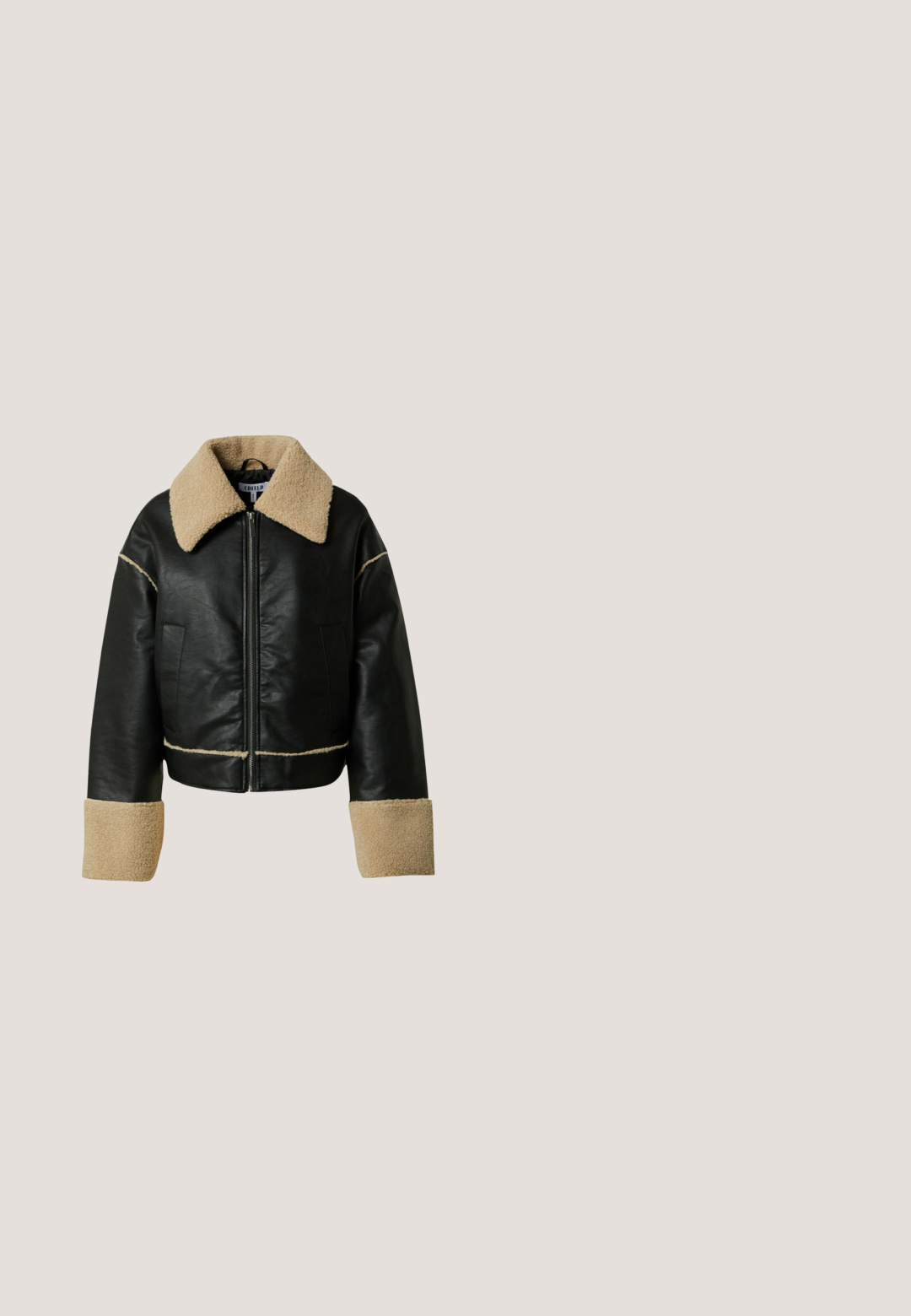 Zwarte leren cropped jasje met een beige nepbont kraag en manchetten. Heeft een ritssluiting aan de voorkant en twee zijzakken.; Zwarte cropped cardigan van gestructureerde gebreide stof, met een hoge kraag, lange mouwen en zes grote knopen aan de voorkant.; Zwarte langemouw t-shirt gemaakt van zachte stof met een ronde halslijn en een gladde textuur. Beschikt over een eenvoudig, minimalistisch ontwerp.; Zwarte denim jeans met hoge taille en brede uitlopende pijpen, voorzien van een knoopsluiting aan de voorkant, ritssluiting en vijfzakkenstijl.; Zwarte platform enkellaars met dikke zool, rits aan de voorkant en een pluizige bontafwerking rond de kraag, zijaanzicht.; Zwarte leren totebag met twee lange handvaten en een gladde textuur, weergegeven tegen een witte achtergrond.