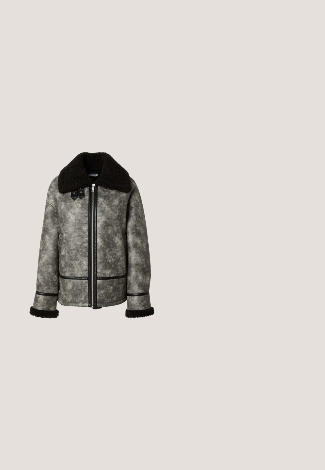 Grijze versleten imitationleren jas met zwarte schapenvacht kraag en boorden, ritssluiting aan de voorkant en zwarte afwerkingsdetails op de mouwen en zakken.; Gekorte shirt met lange mouwen in een donker camouflagepatroon met tinten bruin en grijs. Gemaakt van een soepele, lichte stof met een ronde hals.; Zwarte denim shorts met knopen aan de voorkant, twee zakken en witte grafische prints met onder andere schedels, tekst en "EST 1971" op elk been.; Zwarte leren kniehoge laarzen met een brede schacht, voorzien van een zijrits en een gespaccent, met een gestructureerde afwerking en een chunky rubberen zool.; Zwarte zonnebril met een oversized kattenoogvorm. Gladde plastic monturen met donkere lenzen en kleine steraccenten aan de zijkanten.; Zwarte leren schoudertas met een reliëf golfpatroon, voorzien van zilverkleurige oogjes en een decoratieve centrale band. Gebogen vorm, enkele handgreep.