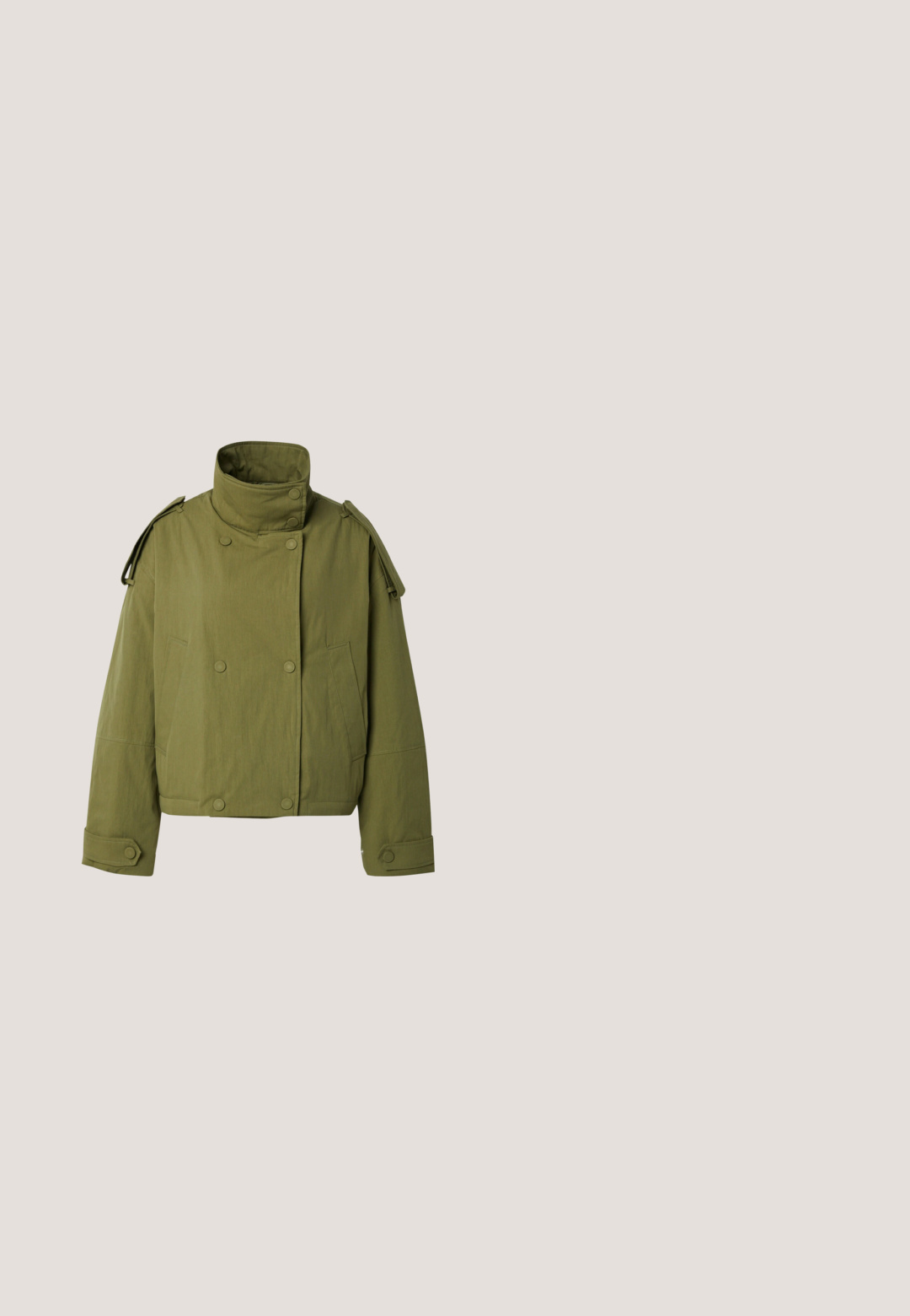Veste cropped vert olive avec un col montant, des boutons croisés, des poches latérales et des bretelles. Tissu doux et texturé.; Haut à rayures à manches longues en vert foncé et noir, avec un col rond et une coupe décontractée, fabriqué en tissu doux.; Gestuz JOSIE BARREL - Wide Leg - greige denim wash; Une paire de bottes en cuir vert olive mi-mollet avec des semelles épaisses noires et des surpiqûres oranges, dotées de fermetures éclair sur le côté et d'un détail de sangle à l'arrière du dessus.; Sac au motif camouflage avec un design doux et rembourré, doté d'une seule sangle ajustable et d'une fermeture éclair. Des tons de vert foncé dominent.; Boucles d'oreilles en argent, avec des charms suspendus en forme de cœur, présentant une finition lisse et un design simple et arrondi.