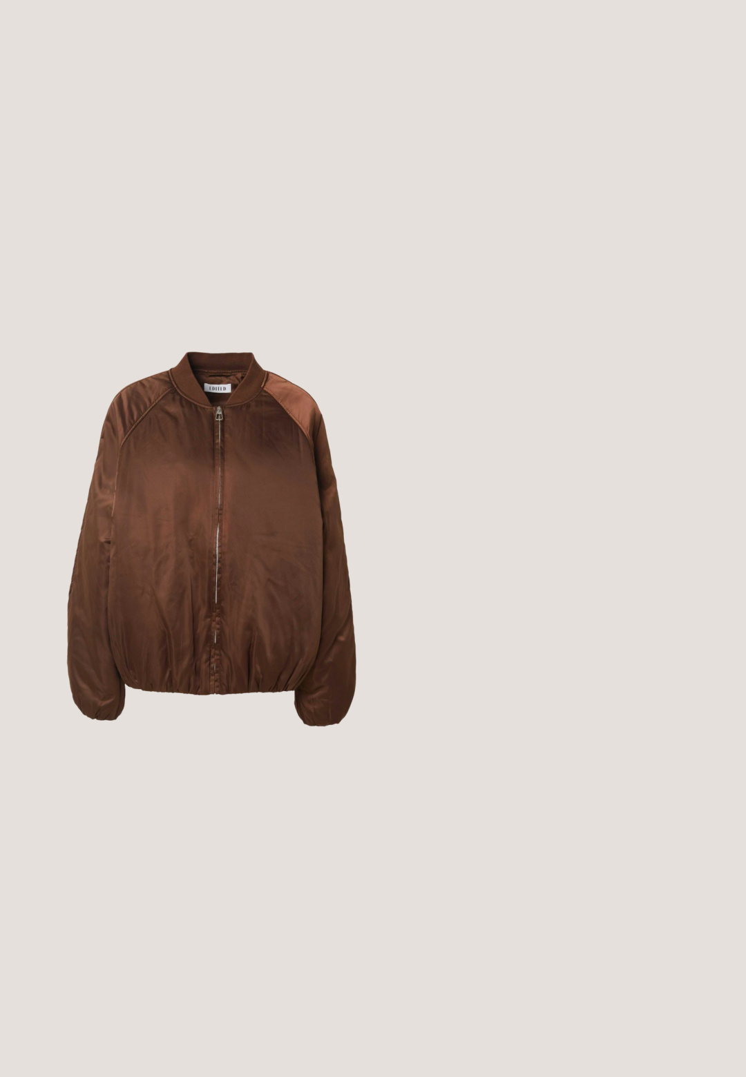 Veste bomber en satin marron avec fermeture éclair à l'avant, col côtelé et poignets élastiques. Présente une texture lisse et un design de manches raglan.; Cardigan marron en tissu doux avec un décolleté en V, une ouverture à l'avant et des poignets et un ourlet côtelés. Il présente une coupe décontractée et ne comporte pas de fermetures.; Top marron tricoté sans manches avec des motifs torsadés verticaux et des œillets, encolure carrée et bords festonnés aux bretelles et à l'ourlet.; Pantalon ample marron avec taille élastique et poignets élastiques froncés, avec un détail en dentelle sur les côtés extérieurs.; Sneaker Puma marron avec une rayure et un logo beige, lacé, reposant sur une surface beige texturée.; Sac à main en cuir brun foncé en forme de croissant avec des clous dorés décoratifs et une bandoulière nouée sur fond blanc.