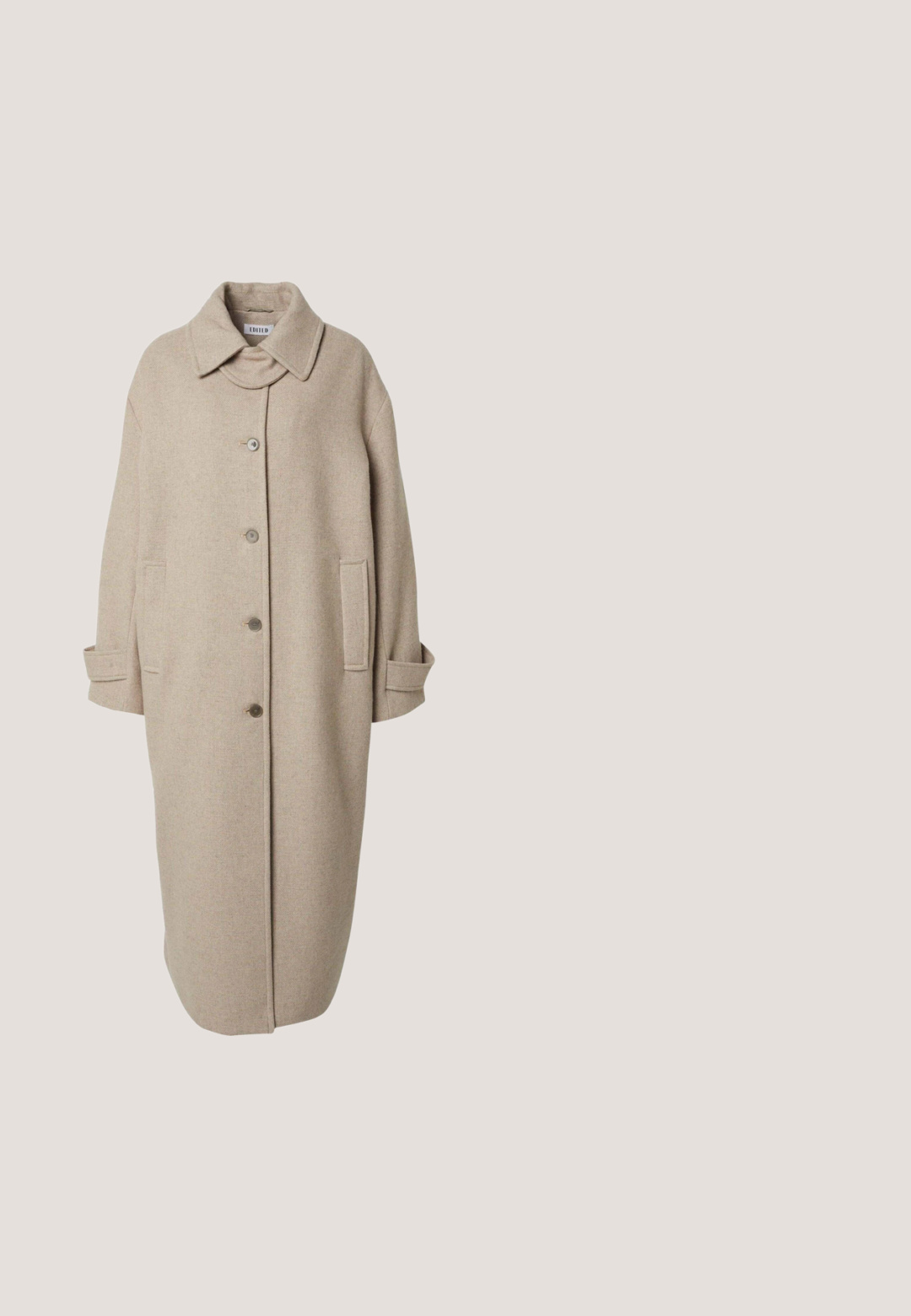Beige wollen jas met een kraaghalslijn, knoopsluiting aan de voorkant, twee zijzakken en lange mouwen. Kenmerkt zich door een rechte, verlengde silhoutte.; Grijze gebreide trui met een geribbelde halslijn en zoom, met afgezakte schouders en lange mouwen in een zachte, gestructureerde stof.; Grijze wijde pantalon met een geplooid front, gemaakt van een gladde stof. Heeft een platte tailleband met riemlussen en zijzakken.; Zwarte leren enkelboot met elastische zijkanten, ronde neus en een getextureerde blokhak. Voorzien van een lusvormige trekhaak aan de achterkant voor gemakkelijk aan- en uittrekken.; Beige gebreide sjaal met een visgraatmotief en een geribbelde textuur. Bevat een klein wit label met "CECIL" in zwarte tekst.; Bruine leren shopper met twee handvatten en een goudkleurige gesp op de voorste band, afgebeeld tegen een effen lichte achtergrond.