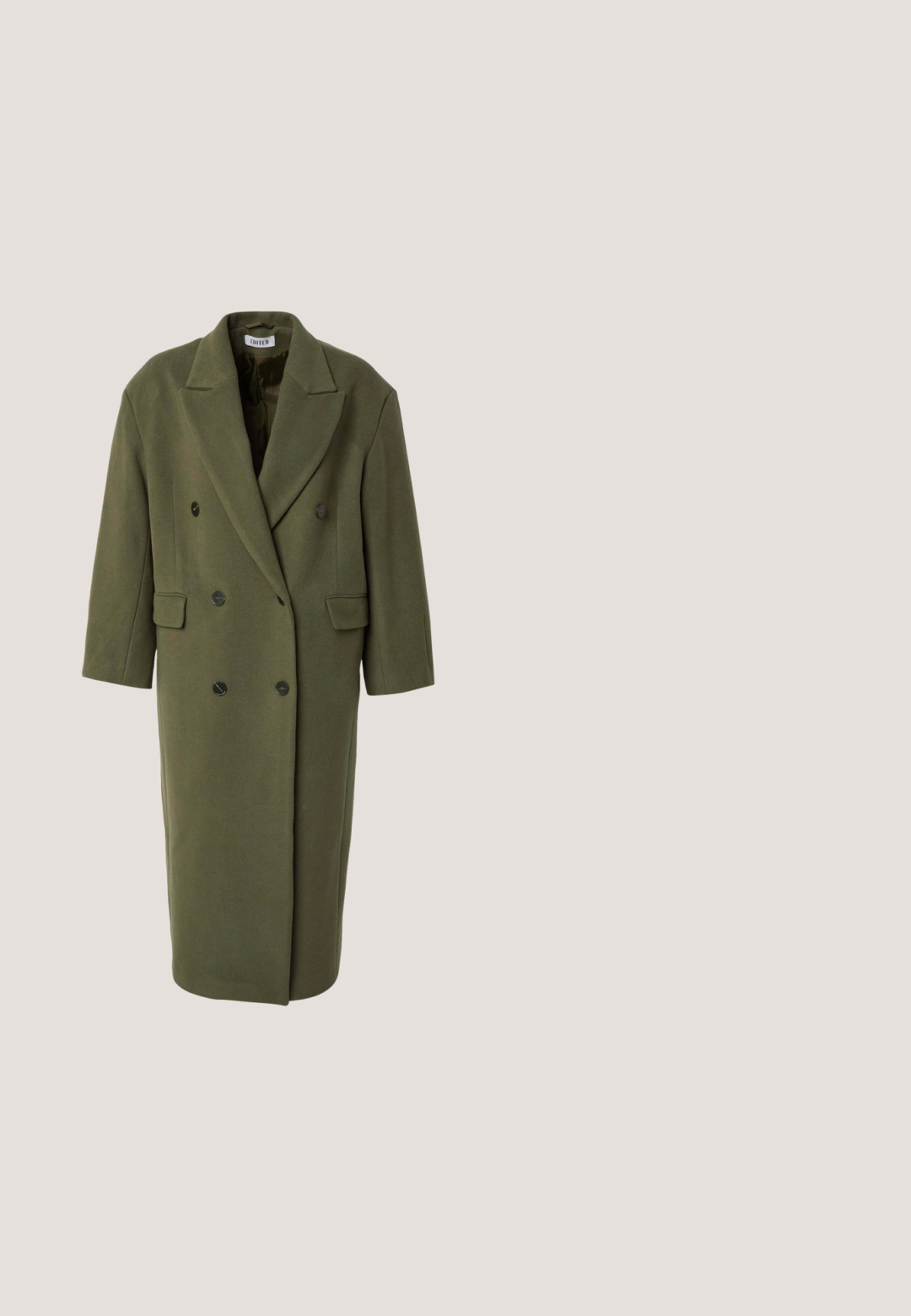 Manteau olive vert à double boutonnage au design ajusté, avec de grands boutons noirs et des poches latérales ; fabriqué dans un tissu doux et texturé.; Robe à manches courtes en vert olive, avec une texture froncée, un décolleté asymétrique et une silhouette ajustée qui s'évase en bas.; Bottes camouflées jusqu'aux genoux en vert et marron, présentant un bout pointu et un talon aiguille, fabriquées à partir d'un matériau texturé avec un design élégant.; Lunettes de soleil ovales avec des montures vert foncé, des verres bruns dégradés et des branches en bronze fines. Présente des accents ronds là où les montures rencontrent les branches.; Sac à main vert olive avec un corps en suède texturé, des accents en cuir lisse, des poignées supérieures doubles et un détail de fermeture en or.; Bague en résine verte avec une finition brillante, ornée d'une bande dorée horizontale sertie de pierres claires autour de son centre. Design volumineux et arrondi.