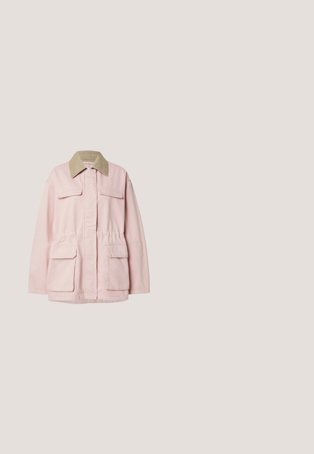 Veste rose clair avec col beige, fermeture éclair avant dissimulée par un rabat, deux poches poitrine et deux grandes poches inférieures à rabat, manches longues.; Pull court à manches courtes rose clair en maille avec un motif ajouré délicat et un col rond.; Pantalon rose à jambes larges avec superposition en dentelle florale et taille élastique, tissu semi-transparent, longueur complète.; Baskets Nike roses et blanches avec des matériaux en cuir et en maille, présentant des designs contrastés, un bout arrondi, et des lacets et des accents roses assortis.; Petit sac à main rose clair avec deux poignées, poche avant zippée et sangles décoratives avec anneaux métalliques sur fond blanc.; Bracelet avec des perles blanches, un centre en forme de cœur en strass rose, une petite étiquette en or et un nœud en tissu à carreaux roses.