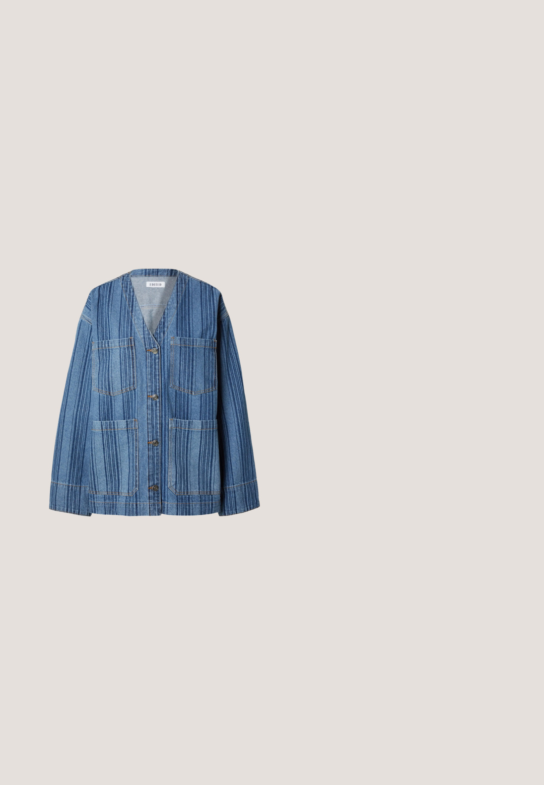 Blaue Jeansjacke mit vertikalen dunklen Streifen, vier Fronttaschen, Knopfverschluss und V-Ausschnitt.; Blau-weiß gestreiftes Kurzarmoberteil mit rundem Ausschnitt und lockerem Schnitt. Hergestellt aus einem weichen, strukturierten Stoff.; Helle blaue Cordhosen, gerade geschnitten, mit vertikaler Rippstruktur und einem glatten Bund. Geeignet für legere oder semi-formelle Anlässe.; Beige Sneaker mit einem strukturierten Strick-Obermaterial, hellblauen Streifen und brauner Gummisohle. Mit runden Schnürsenkeln und Logodetail an der Seite.; Kleine hellblaue Wildlederhandtasche mit zwei kurzen Griffen und einem dünnen Schulterriemen vor weißem Hintergrund.; Halskette mit runden, blassblauen Perlen und einem zentralen beigen Muschelanhänger an einer Metallkette mit Karabinerverschluss.