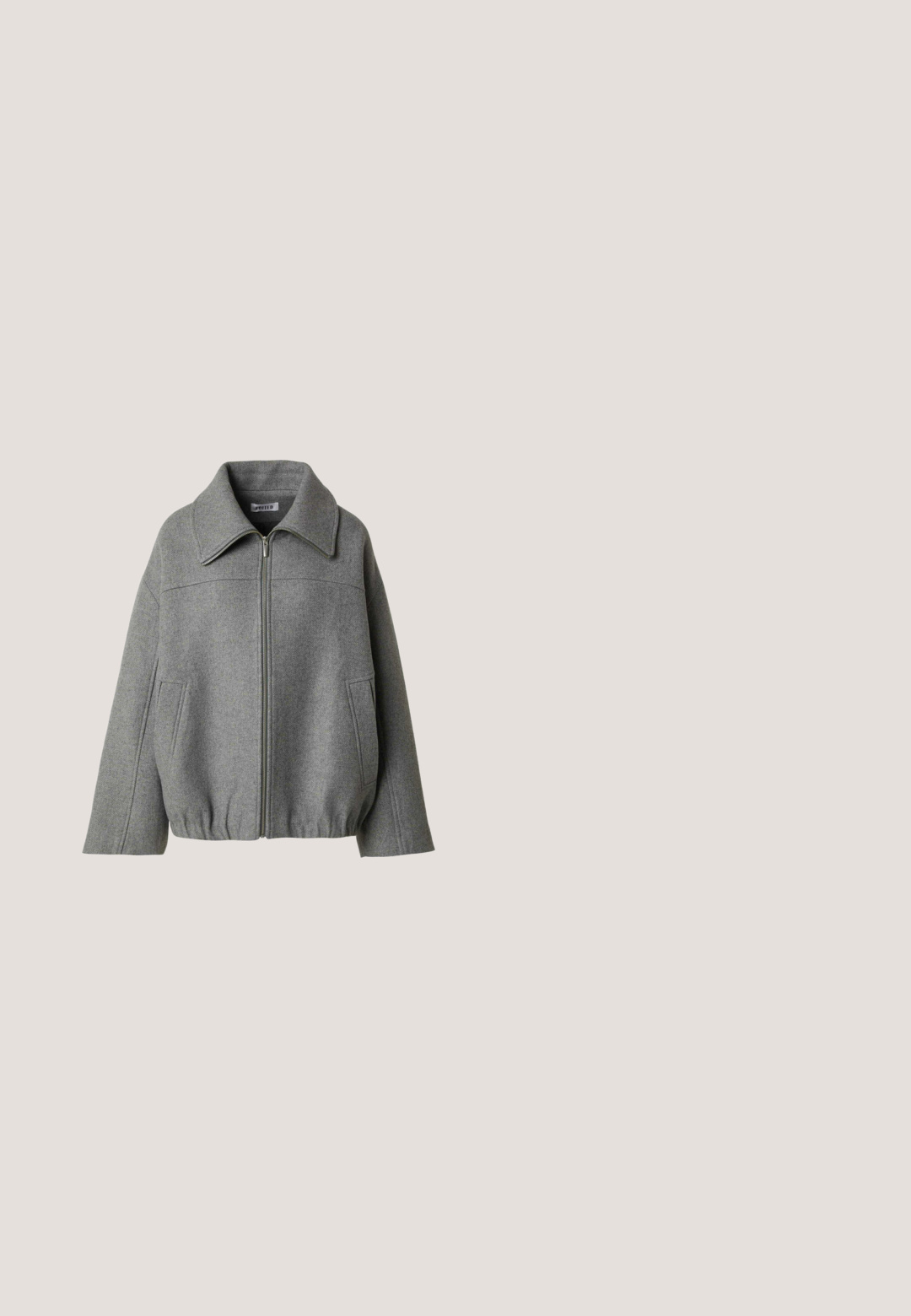 Grijze wollen jas met ritssluiting, brede kraag, lange mouwen, voorzakken en elastische zoom voor een ontspannen pasvorm.; Lichtgrijze crewneck sweatshirt vervaardigd uit zachte, textuurstof. Beschikt over raglanmouwen en een gecropped zoom. Minimalistisch ontwerp zonder patronen.; Grijs shirt met lange mouwen gemaakt van zacht materiaal, voorzien van een ontspannen halslijn en plooidetail aan de zijkant voor extra textuur en vorm.; Grijze wijde broek van een zachte, gestructureerde stof met een hoge tailleband, met een eenvoudige, strakke uitstraling zonder patronen of versieringen.; Gooce WIN - Snowboots  - grey; Grijze leren schoudertas met een zachte, gestructureerde afwerking, brede schouderband en een open bovenkant. Voorzien van steekdetails voor extra stijl.