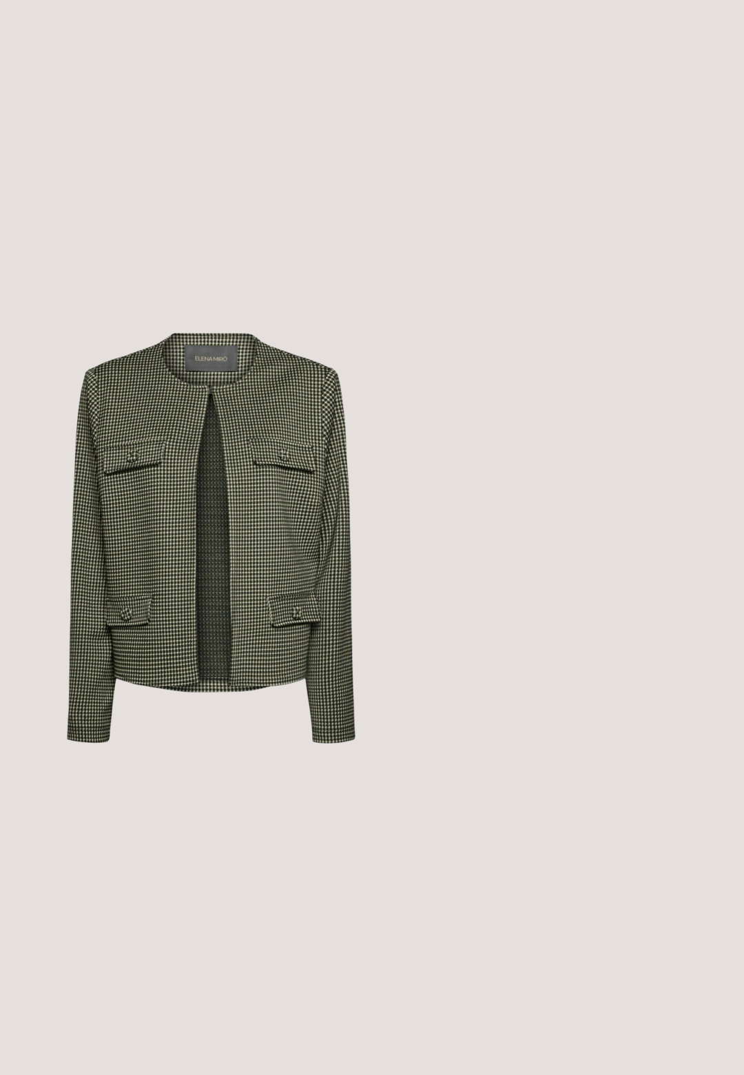 Chaqueta recortada a medida con patrón de pata de gallo en blanco y negro, escote redondo y cuatro bolsillos frontales con solapas y botones.; Vestido verde con los hombros al descubierto, hecho de un tejido suave y elástico. Diseño sencillo, silueta ajustada y largo hasta medio muslo. Textura suave.; Tacones slingback beige con punta afilada y un tacón bajo y delgado. Material de cuero suave con un brillo sutil y correa de tobillo ajustable.; Gafas de sol rectangulares verdes con lentes tintados, montura ligeramente sobredimensionada y patillas decorativas con patrón. Textura suave y diseño elegante.; Bolso tote color verde oliva con una forma estructurada, que presenta cuero liso y detalles en ante, un cierre dorado y dos correas para el hombro.; Pendientes de aro en tono dorado con gemas ovaladas verde claro, con un acabado pulido y un diseño simple y minimalista.