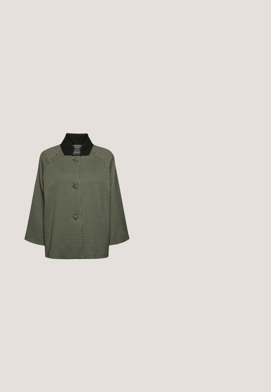 Schwarz-weiß gemusterte Damenjacke im Hahnentritt-Design mit drei großen Knöpfen und einem einfarbigen schwarzen Kragen vor weißem Hintergrund.; Schwarzes Poloshirt mit kurzen Ärmeln, ausgestattet mit einem kragenähnlichen Ausschnitt, einer Knopfleiste mit drei Knöpfen, gerippten Bündchen und einem glatten, strukturierten Stoff.; Schwarze hochgeschnittene Jeans mit vorderlichem Knopf, Reißverschluss, Gürtelschlaufen und sichtbaren vorderen und hinteren Taschen.; Schwarze Leder-Stiefeletten mit einer spitzen Zehenform, geschwungenen Seitennähten und einem niedrigen Blockabsatz. Verfügt über einen Reißverschluss und eine glatte Textur.; Schwarze Lederhandtasche mit strukturierter Form, einem einzigen Schultergurt und einem vorderen Klappenverschluss mit einem goldfarbenen Akzent.; Silbernes Armband mit mittelgroßen rechteckigen Gliedern und einem Karabinerverschluss, mit einem kleinen Anhänger, auf dem der Markenname YOKOAMii eingraviert ist.