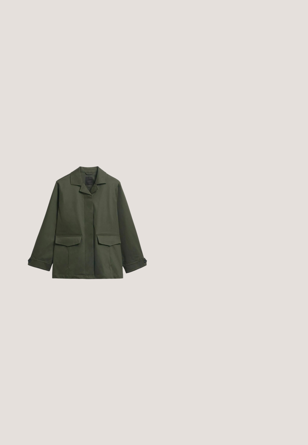 Veste décontractée vert olive avec col, manches longues, poignets boutonnés, poches à rabat à l'avant et fermeture avant dissimulée.; Pull à manches courtes, de couleur beige, en tricot doux. Il dispose d'un col haut et de deux boutons-pression décoratifs en argent à l'arrière.; Chemise noire à manches courtes avec col, encolure en V et coupe ample, boutons cachés à l'avant, fabriquée par Marc O'Polo.; Tissu à carreaux noir et beige avec une texture lisse. Le détail montre une section pliée avec une poche et des finitions nettes.; Mocassin en suède noir avec un talon bas, featuring une boucle carrée en ton doré et des détails de couture le long de l'empeigne. Forme de bout arrondi.; Sac bandoulière en cuir noir avec rabat à rabat, bordure tressée, boucle en argent et sangle réglable sur fond blanc.