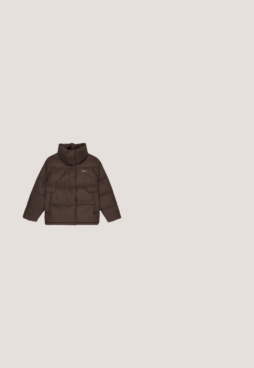 Donkerbruine pufferjack met hoge kraag, twee frontzakken en een klein wit "ELEMENT CO." logo op de linkerkant van de borst.; Bruine, fuzzy pullover van zachte stof, met een kwart rits kraag, lange mouwen en een vo zak. Getextureerd, warm ontwerp.; Donkerbruine body met lange mouwen, een opstaande kraag en drukknoopsluitingen in het kruis, plat liggend op een witte achtergrond.; Donkerbruine broek met wijde pijpen, een elastische tailleband, trekkoord, zijzakken en een cropped enkel lengte.; Tan leren enkellaars met een bruine verhoogde kraag, metalen oogjes en een gestructureerde, duurzame zool. Bevat een logo nabij de hak.; Bruine schoudertas in de vorm van een halve maan met een lange riem en een klein wit label aan de voorkant, tegen een witte achtergrond.