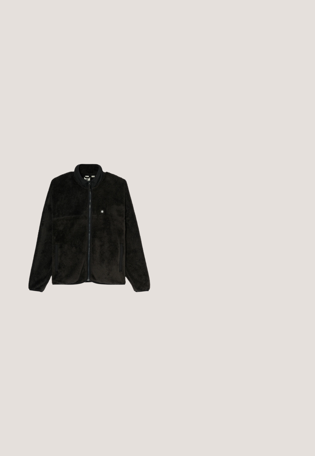 Zwarte fleece jas met rits, lange mouwen, zijzakken en een klein rond logo op de linkerborst, afgebeeld op een witte achtergrond.; Grijze pullover sweatshirt van textuurstof, met lange mouwen, een ronde hals en een klein logo op de borst.; Twee effen t-shirts met korte mouwen en ronde hals in zwart en wit, overlappend, met kleine logo's bij de kraag en onderzoom.; Zwarte denim jeans met een rechte snit, vijfzakkenontwerp en klassieke metalen knoopsluiting. Gladde textuur met subtiele vervaging.; Zwarte wandelschoen van leer en mesh, met een gevoerde kraag, vetersluiting, rubberen zool met profiel en een geperst logo.; Zwarte schoudertas van nylon met een gestructureerde leren schouderriem, ritsluiting en voorvak. Beschikt over een verstelbare schouderriem en een minimalistisch ontwerp.