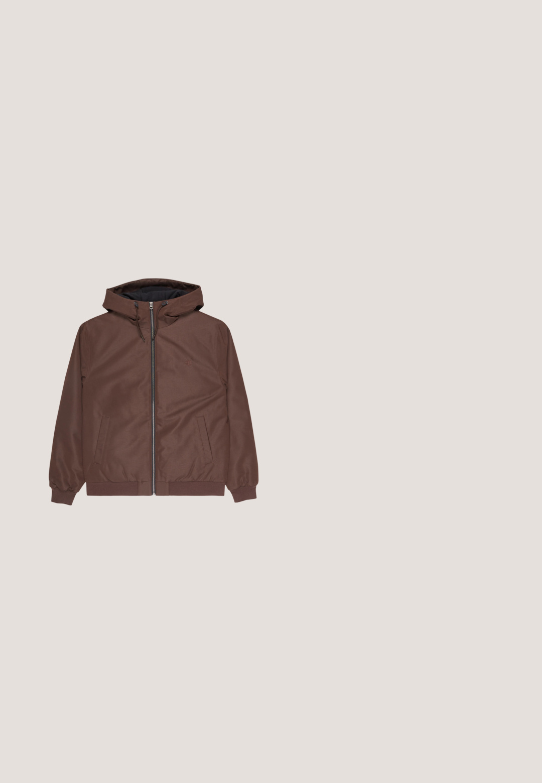 Veste à capuche marron en tissu lisse avec fermeture éclair, poches latérales et poignets élastiques, présentant un détail de logo subtil sur la poitrine.; Sweatshirt à capuche blanche en tissu doux. Dispose d'une poche centrale sur le devant et d'une étiquette en gris sur la poitrine. Coupe décontractée avec des poignets côtelés.; T-shirt marron foncé à manches courtes avec des surpiqûres blanches et un petit logo trefoil blanc d'Adidas entouré d'un cercle sur la poitrine gauche.; Shorts cargo pour hommes à longueur genoux avec un motif camouflage vert, marron et beige, comportant plusieurs poches et une fermeture à bouton.; Baskets basses en toile marron avec lacets blancs et semelle en caoutchouc blanche épaisse, étiquette latérale portant l'inscription « Element ».; Sac de voyage en toile marron avec poignées en cuir, poche avant zippée et bandoulière ajustable avec section rembourrée.