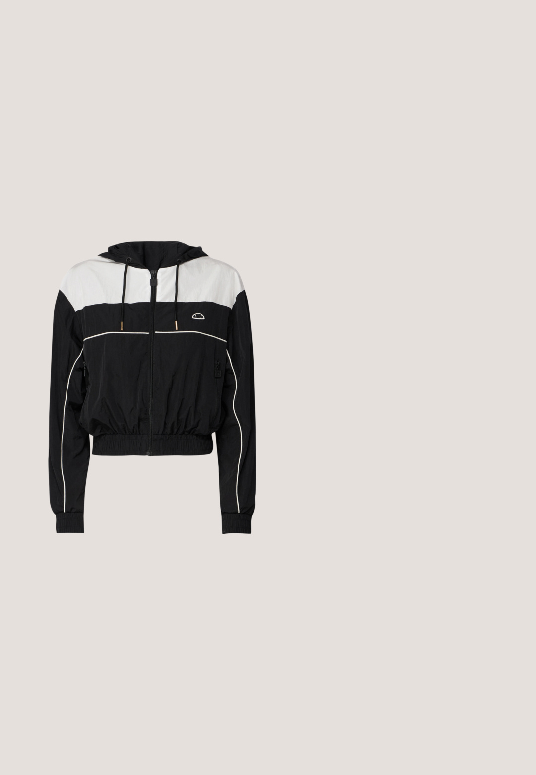 Chaqueta corta en blanco y negro con capucha, cierre de cremallera, puños acanalados y cinturilla elástica; cuenta con rayas blancas y detalle de logo en el pecho.; Camiseta negra de manga corta con dobladillo redondeado y mangas raglán. Presenta un texto "Juicy" adornado con piedras de strass en el frente.; Gina Tricot TROUSERS - Pantalones - silver; Zapatilla deportiva de malla en gris y crema, con parte superior texturizada, puntera reforzada y suela exterior de color claro y resistente para mayor tracción.; Gafas ovaladas con un marco metálico plateado, lentes transparentes y acentos de templos con textura de cuentas. Diseño ligero con brazos curvados.; Bolso de mano metálico plateado con forma rectangular, cierre superior y bolsillo frontal. Presenta un asa corta y correa ajustable. Acabado texturizado.