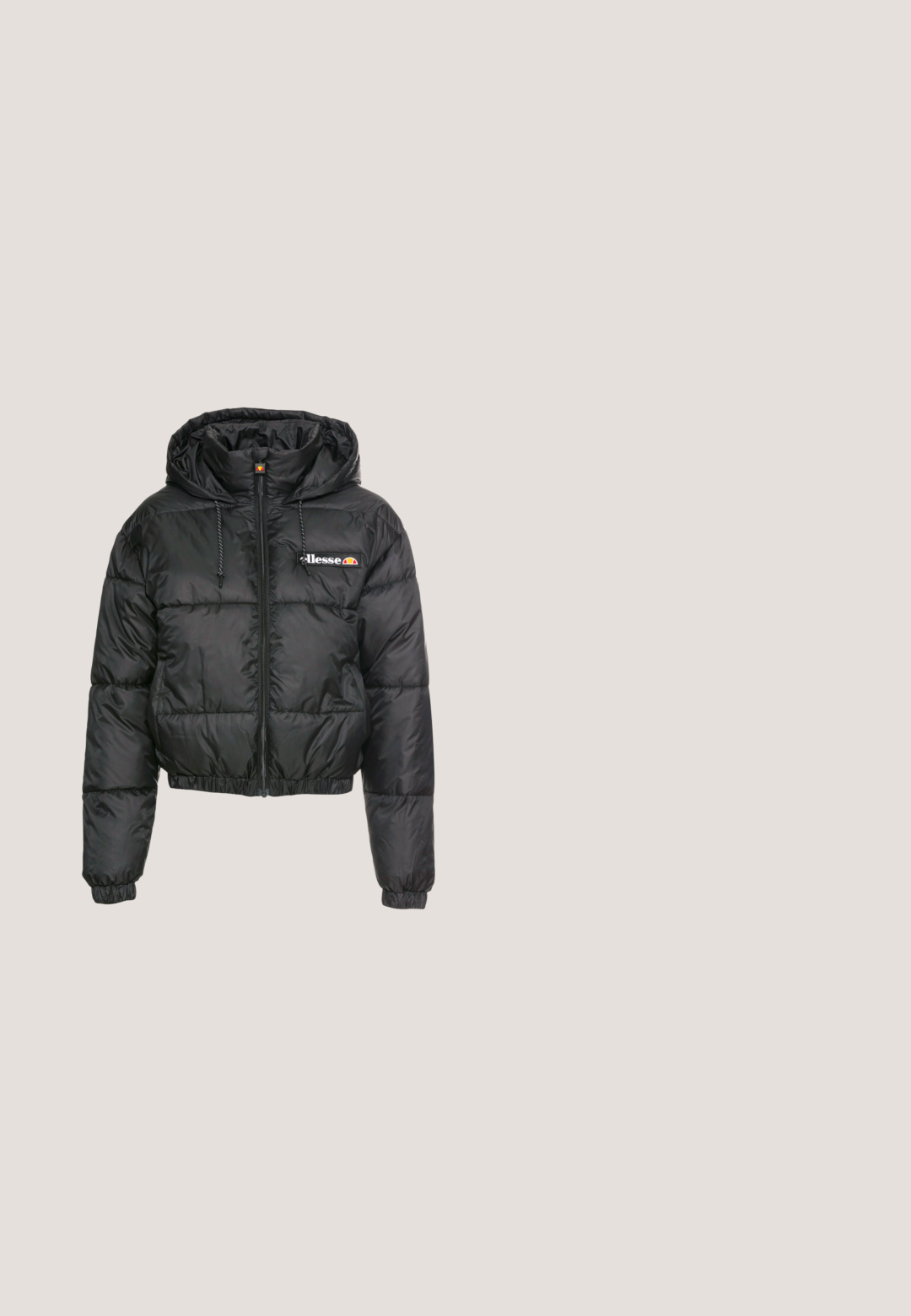 Chaqueta acolchada corta negra con capucha, que presenta un cierre con cremallera frontal y cordón ajustable, diseño acolchado y pequeño logo en el lado izquierdo del pecho.; Suéter blanco de cuello alto con canalé y mangas largas, que presenta un diseño ajustado y una textura suave. Cuello plano y aspecto sin costuras.; Vero Moda VMDANCE  - Vaqueros pitillo - black denim; Zapatillas altas blancas de cuero, con correa de hebilla, puntera redonda, suela gruesa y detalles de costura vertical.; Gafas de sol negras en forma de ojo de gato con un acabado mate, que presentan lentes ahumados grises, ángulos pronunciados y brazos laterales elegantes. Nombre de la marca visible en el interior del brazo.; Cinturón de cuero con estampado de piel de vaca marrón y blanca enrollado, con hebilla de metal dorado, colocado sobre un fondo liso de color gris claro.
