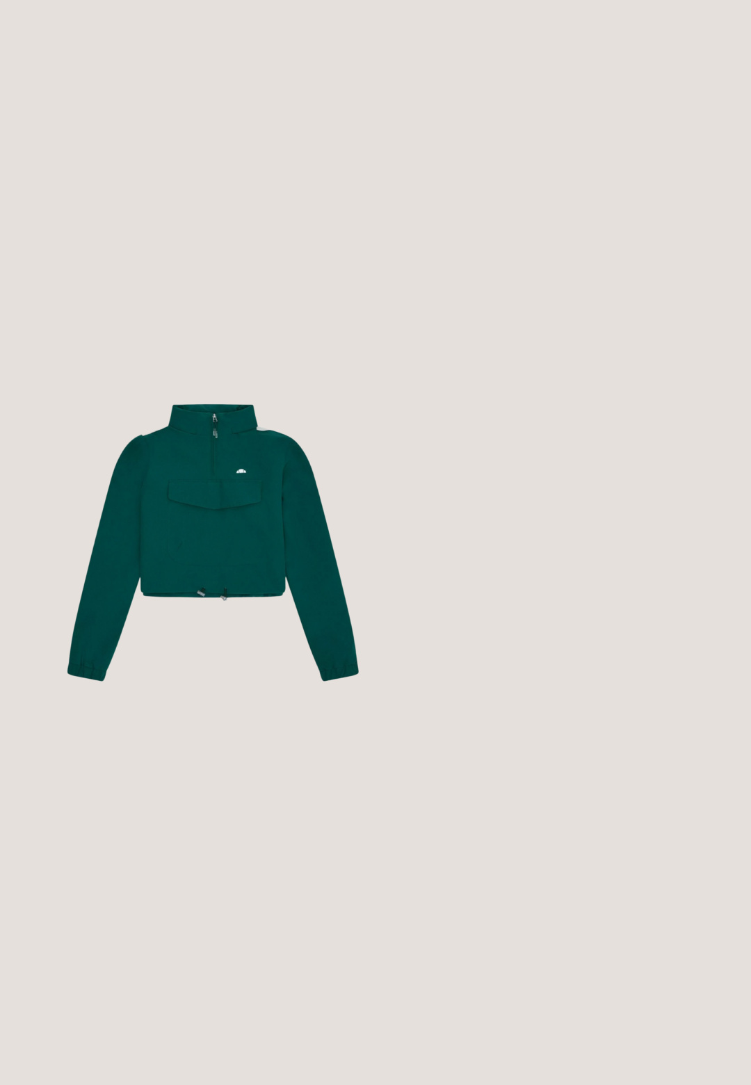 Suéter recortado de color verde oscuro con mangas largas, cuello alto, cremallera frontal, gran bolsillo con solapa y dobladillo ajustable con cordón.; Camiseta verde de manga corta de Vans con cuello y puños de manga en blanco, que presenta un logo ovalado blanco de Vans centrado en el pecho.; Pantalones de chándal verde oscuro hechos de una tela suave, con una cintura elástica y costuras laterales, y un pequeño logo en la parte delantera.; Zapatillas blancas de material de cuero, con punta redonda y suela de goma. Presentan detalles en plateado y una firma en el lateral. Diseño clásico de caña baja.; Bolso bandolera rectangular de cuero verde con cremallera plateada y cierres de correa desmontables, con pequeño logotipo de Calvin Klein centrado en la parte inferior del frente.; Pendientes de aro torcido de plata con un diseño en espiral, textura lisa y reflectante, y cierre de poste.