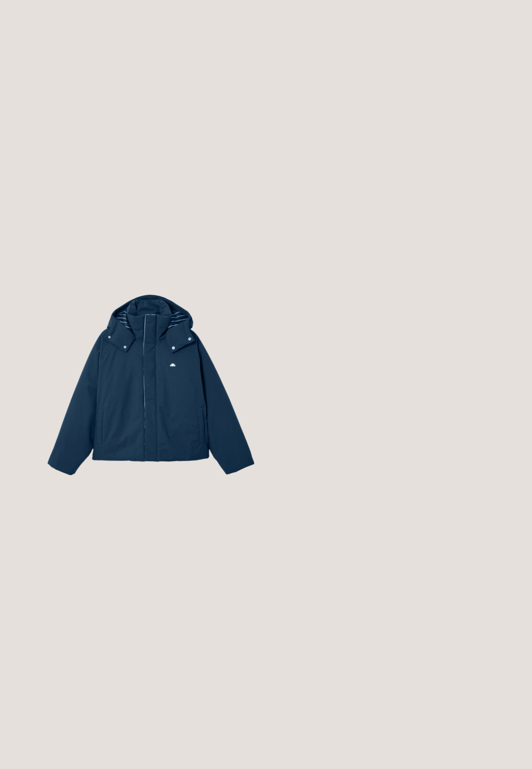 Marineblauw geïsoleerd jack met capuchon, voorzien van een voorrits, knoopsluiting en gestreepte voering. Inclusief twee zijzakken.; Marineblauwe sweatshirt met ribgebreide manchetten en halslijn, met witte fleece letters die "PARIJS" op de voorkant lezen.; Lichtblauw T-shirt met korte mouwen en ronde hals, met klein rechthoekig Tommy Jeans-logo in marineblauw, wit en rood, gecentreerd op de borst.; Donkerblauwe joggingbroek met elastische tailleband, trekkoord, zijzakken en een wit rond logo op de linker dij.; Lichtblauwe lage sneaker met een witte plateauzool, witte veters en het Tommy Jeans-logo aan de zijkant en op het label bij de veters.; Donkerblauwe fuzzy halvemaanvormige schoudertas met verstelbare zwarte schouderriem en een klein zilveren charme dat aan de rits hangt.