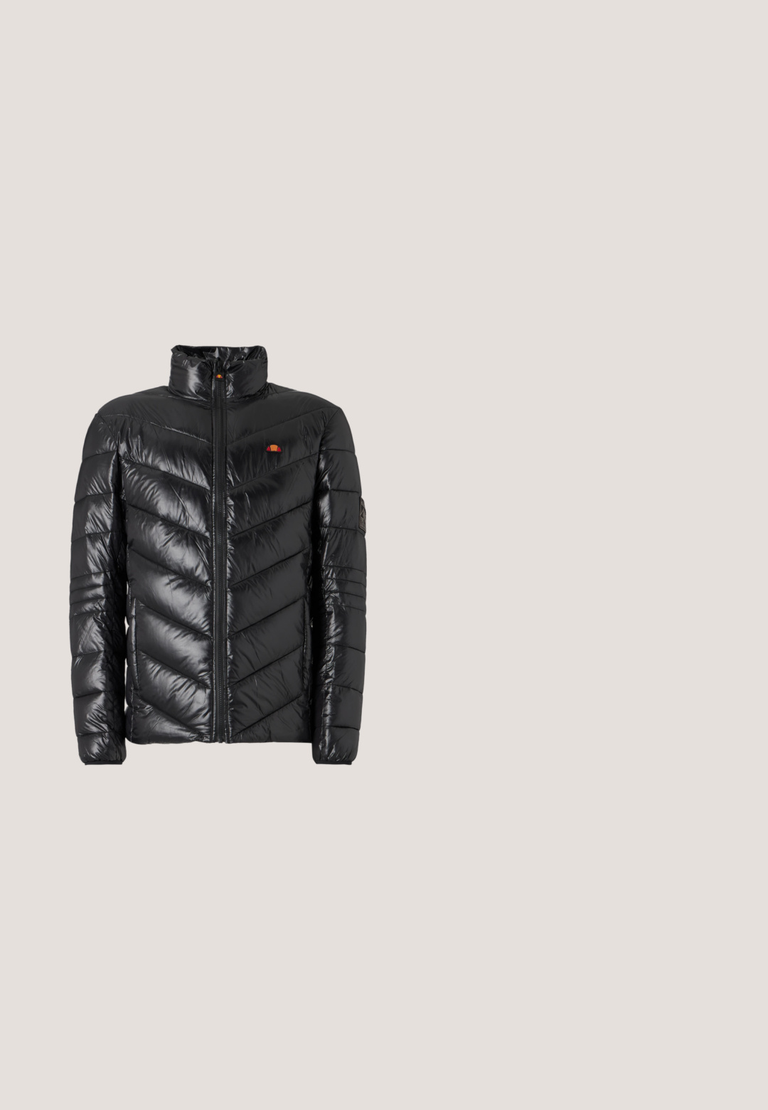 Schwarze Steppjacke mit hohem Kragen, gestepptem Chevron-Muster, Frontreißverschluss und kleinem Logo-Akzent auf der Brust. Glatte, glänzende Textur.; Carhartt WIP NELSON - Sweatshirt - black garment dyed; Langärmliges, weißes Hemd aus Baumwolle mit einer Brusttasche und einem quadratischen Logopatch. Einfaches Design mit rundem Ausschnitt und gefütterten Ärmeln.; Schwarze Denim-Jeans mit hoher Taille, geradem Bein und großen frontalen Taschen. Mit kontrastierenden Nähten und ohne sichtbare Logos.; Weiße Ledersneaker mit perforierter Zehenbox, flachen Schnürsenkeln, gepolstertem Kragen und dem Jordan-Logo auf der Zunge. Getragen mit grauen Jogginghosen.; Silberne Halskette mit einem glatten ovalen Verschluss und einer strukturierten Akzentuierung. Die Glieder sind gleichmäßig und poliert, was ein elegantes Erscheinungsbild erzeugt.